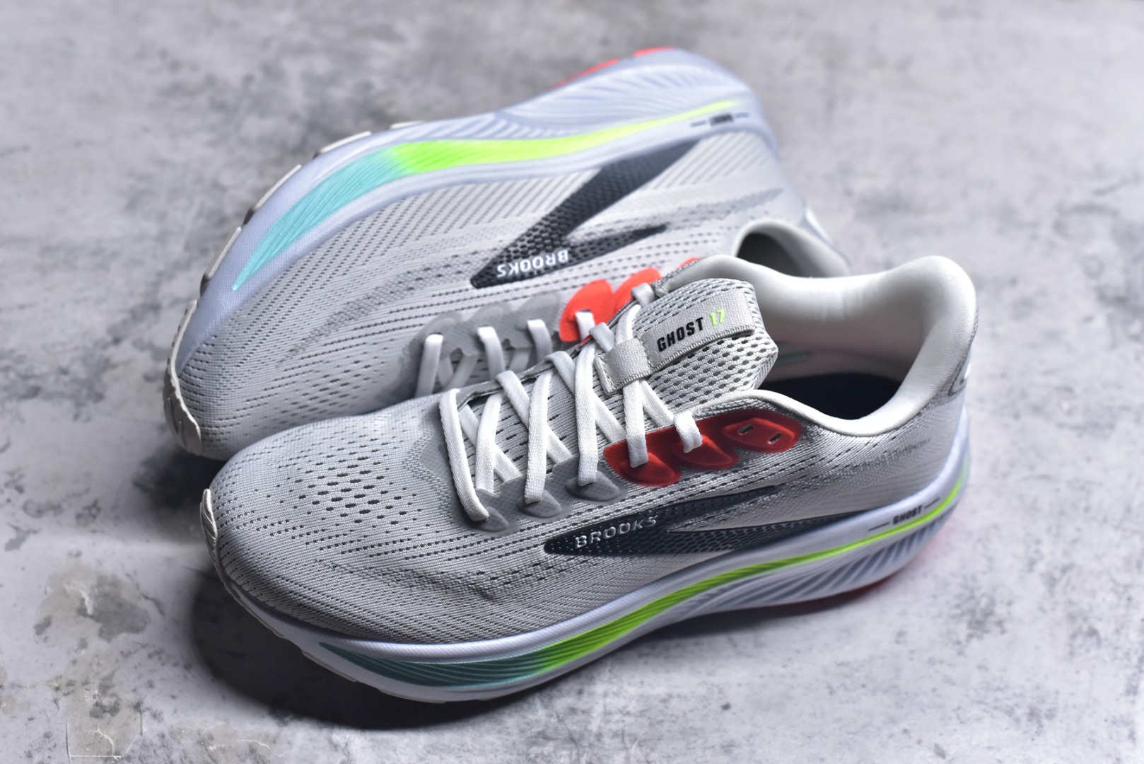 图片[7]-#Brooks布鲁克斯 Ghost 17 马拉松舒适百搭防滑耐磨低帮跑步鞋 Brooks 四大跑鞋之一 百年品牌 跑鞋从外形上基本就能判断这是一款速度跑鞋 简洁干练的外形结构和极强的运动流线型看着非常有速度感 上脚的第一感觉是非常轻 美码9码的鞋单只206g不到 从个人偏好来说 200g左右的竞速鞋最具安全感 鞋面采用单层网布 很薄 前掌使用了大量开放式网眼 排气直接快速 透气性上乘 鞋舌也是轻量化设计 仅为一层麂皮 和脚背完美贴合 鞋舌中央有个防偏穿孔 从实际穿着来看 通常鞋舌都是外偏 如果是防偏穿孔位于中心 防偏效果其实并不十分有效 如果采用趋外侧的偏心设计更有效 鞋帮泡棉填充量不大 但非常紧凑 贴合舒适 包裹稳固 内置硬质TPU保证必要的稳定性 跑鞋中底采用的是DNA FLASH科技材料 DNA FLASH中底科技 是Brooks第一款将氮气注入中底的创新科技 主要原理是借助“超临界流体”发泡技术 将液态氮稳定的转化为气态氮 并使其均匀地形成无数紧密贴合的密闭式气囊结构 尺码：36 36.5 37.5 38 38.5 39 40 40.5 41 42 42.5 43 44 44.5 45-选品中心