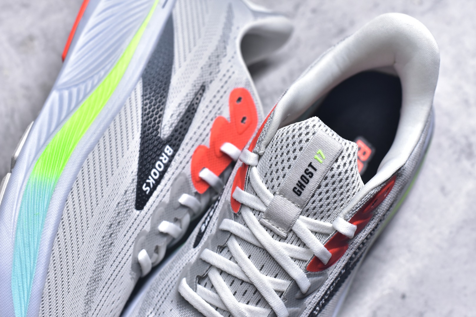 图片[9]-#Brooks布鲁克斯 Ghost 17 马拉松舒适百搭防滑耐磨低帮跑步鞋 Brooks 四大跑鞋之一 百年品牌 跑鞋从外形上基本就能判断这是一款速度跑鞋 简洁干练的外形结构和极强的运动流线型看着非常有速度感 上脚的第一感觉是非常轻 美码9码的鞋单只206g不到 从个人偏好来说 200g左右的竞速鞋最具安全感 鞋面采用单层网布 很薄 前掌使用了大量开放式网眼 排气直接快速 透气性上乘 鞋舌也是轻量化设计 仅为一层麂皮 和脚背完美贴合 鞋舌中央有个防偏穿孔 从实际穿着来看 通常鞋舌都是外偏 如果是防偏穿孔位于中心 防偏效果其实并不十分有效 如果采用趋外侧的偏心设计更有效 鞋帮泡棉填充量不大 但非常紧凑 贴合舒适 包裹稳固 内置硬质TPU保证必要的稳定性 跑鞋中底采用的是DNA FLASH科技材料 DNA FLASH中底科技 是Brooks第一款将氮气注入中底的创新科技 主要原理是借助“超临界流体”发泡技术 将液态氮稳定的转化为气态氮 并使其均匀地形成无数紧密贴合的密闭式气囊结构 尺码：36 36.5 37.5 38 38.5 39 40 40.5 41 42 42.5 43 44 44.5 45-选品中心