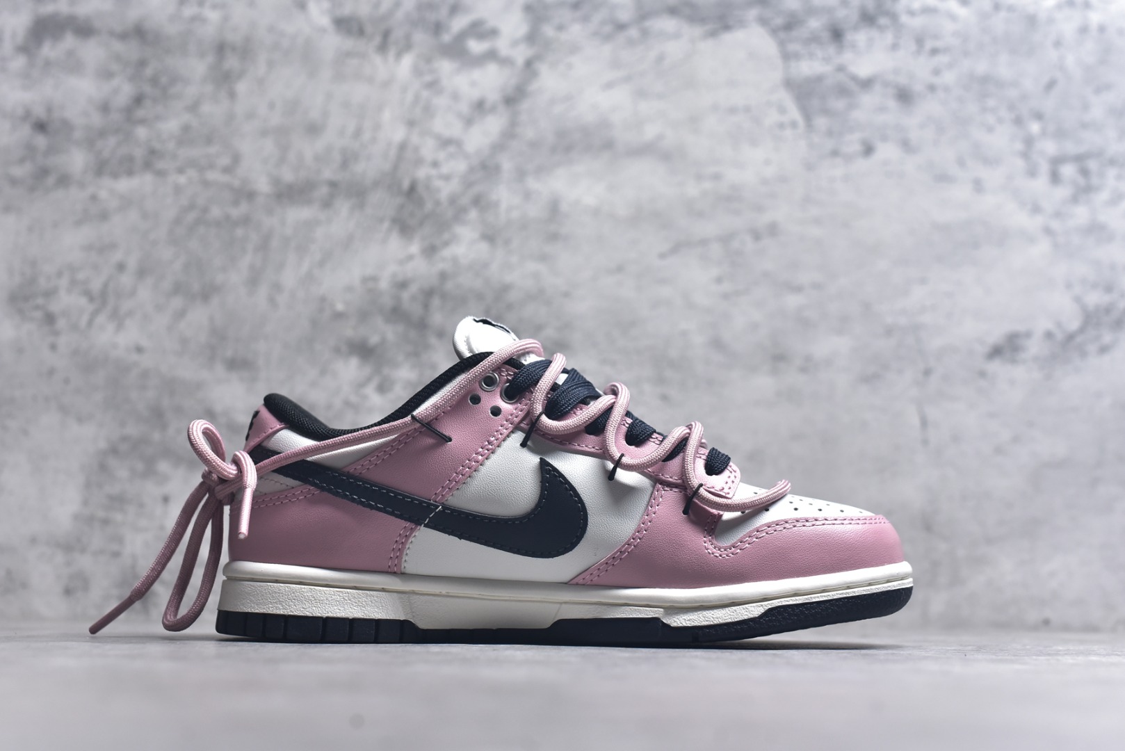 图片[3]-#NK Dunk Low 怦然心动 PB0510-055 此款以温柔的樱花粉为主调，经典的纯白中和甜度，勾勒清新轮廓，低调释放吸引法则。黑色Swoosh的酷感碰撞，演绎出可盐可甜的时髦美学。鞋身巧妙融入的心形印压，暗藏浪漫彩蛋，甜美中自带态度。愿这抹粉白黑的碰撞，陪你踏出每一次自信与甜蜜的步调。定制系列天花板 无原鞋不开发 全系列得物原鞋一比一校对开发 配色持续更新中 终端对接 优势输出 全套原厂楦头原纸板数据档案倾力打造 原汁原味莞产 极致还原 圈内最强针车工艺 高端零售指定版 广东原厂配套原盒原标 鞋盒分三个尺码段 原厂冲刀 超高清洁度 全鞋零毛边皮料切割 采用原厂百宏鞋带以及原厂百宏织唛舌标 内标可供原厂几率过验 进口原装条纹中底布 四线拉帮白色点胶 原厂拉帮手法遵循公司 原厂电绣 极致还原 尺码：36 36.5 37.5 38 38.5 39 40 40.5 41 42 42.5 43 44 44.5 45 46-选品中心