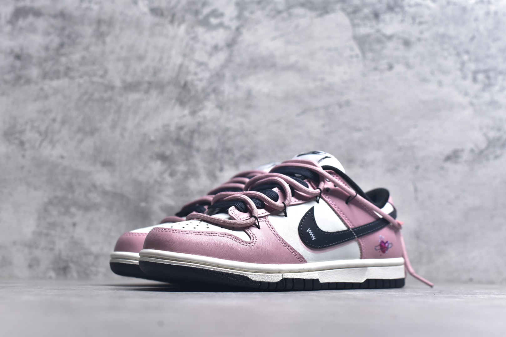 图片[2]-#NK Dunk Low 怦然心动 PB0510-055 此款以温柔的樱花粉为主调，经典的纯白中和甜度，勾勒清新轮廓，低调释放吸引法则。黑色Swoosh的酷感碰撞，演绎出可盐可甜的时髦美学。鞋身巧妙融入的心形印压，暗藏浪漫彩蛋，甜美中自带态度。愿这抹粉白黑的碰撞，陪你踏出每一次自信与甜蜜的步调。定制系列天花板 无原鞋不开发 全系列得物原鞋一比一校对开发 配色持续更新中 终端对接 优势输出 全套原厂楦头原纸板数据档案倾力打造 原汁原味莞产 极致还原 圈内最强针车工艺 高端零售指定版 广东原厂配套原盒原标 鞋盒分三个尺码段 原厂冲刀 超高清洁度 全鞋零毛边皮料切割 采用原厂百宏鞋带以及原厂百宏织唛舌标 内标可供原厂几率过验 进口原装条纹中底布 四线拉帮白色点胶 原厂拉帮手法遵循公司 原厂电绣 极致还原 尺码：36 36.5 37.5 38 38.5 39 40 40.5 41 42 42.5 43 44 44.5 45 46-选品中心