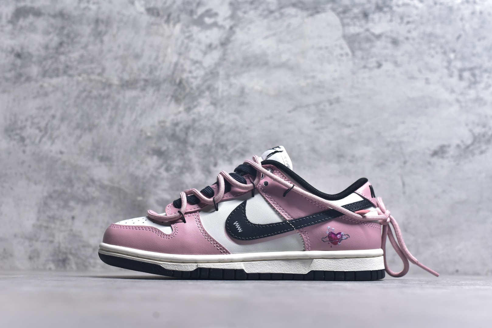 #NK Dunk Low 怦然心动 PB0510-055 此款以温柔的樱花粉为主调，经典的纯白中和甜度，勾勒清新轮廓，低调释放吸引法则。黑色Swoosh的酷感碰撞，演绎出可盐可甜的时髦美学。鞋身巧妙融入的心形印压，暗藏浪漫彩蛋，甜美中自带态度。愿这抹粉白黑的碰撞，陪你踏出每一次自信与甜蜜的步调。定制系列天花板 无原鞋不开发 全系列得物原鞋一比一校对开发 配色持续更新中 终端对接 优势输出 全套原厂楦头原纸板数据档案倾力打造 原汁原味莞产 极致还原 圈内最强针车工艺 高端零售指定版 广东原厂配套原盒原标 鞋盒分三个尺码段 原厂冲刀 超高清洁度 全鞋零毛边皮料切割 采用原厂百宏鞋带以及原厂百宏织唛舌标 内标可供原厂几率过验 进口原装条纹中底布 四线拉帮白色点胶 原厂拉帮手法遵循公司 原厂电绣 极致还原 尺码：36 36.5 37.5 38 38.5 39 40 40.5 41 42 42.5 43 44 44.5 45 46-选品中心