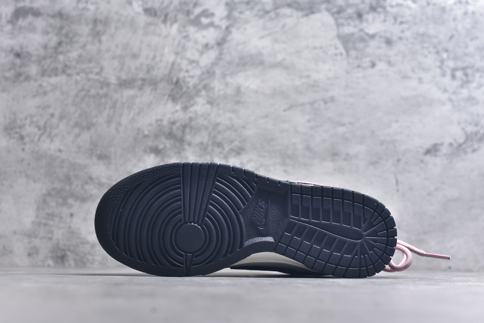 图片[6]-#NK Dunk Low 怦然心动 PB0510-055 此款以温柔的樱花粉为主调，经典的纯白中和甜度，勾勒清新轮廓，低调释放吸引法则。黑色Swoosh的酷感碰撞，演绎出可盐可甜的时髦美学。鞋身巧妙融入的心形印压，暗藏浪漫彩蛋，甜美中自带态度。愿这抹粉白黑的碰撞，陪你踏出每一次自信与甜蜜的步调。定制系列天花板 无原鞋不开发 全系列得物原鞋一比一校对开发 配色持续更新中 终端对接 优势输出 全套原厂楦头原纸板数据档案倾力打造 原汁原味莞产 极致还原 圈内最强针车工艺 高端零售指定版 广东原厂配套原盒原标 鞋盒分三个尺码段 原厂冲刀 超高清洁度 全鞋零毛边皮料切割 采用原厂百宏鞋带以及原厂百宏织唛舌标 内标可供原厂几率过验 进口原装条纹中底布 四线拉帮白色点胶 原厂拉帮手法遵循公司 原厂电绣 极致还原 尺码：36 36.5 37.5 38 38.5 39 40 40.5 41 42 42.5 43 44 44.5 45 46-选品中心