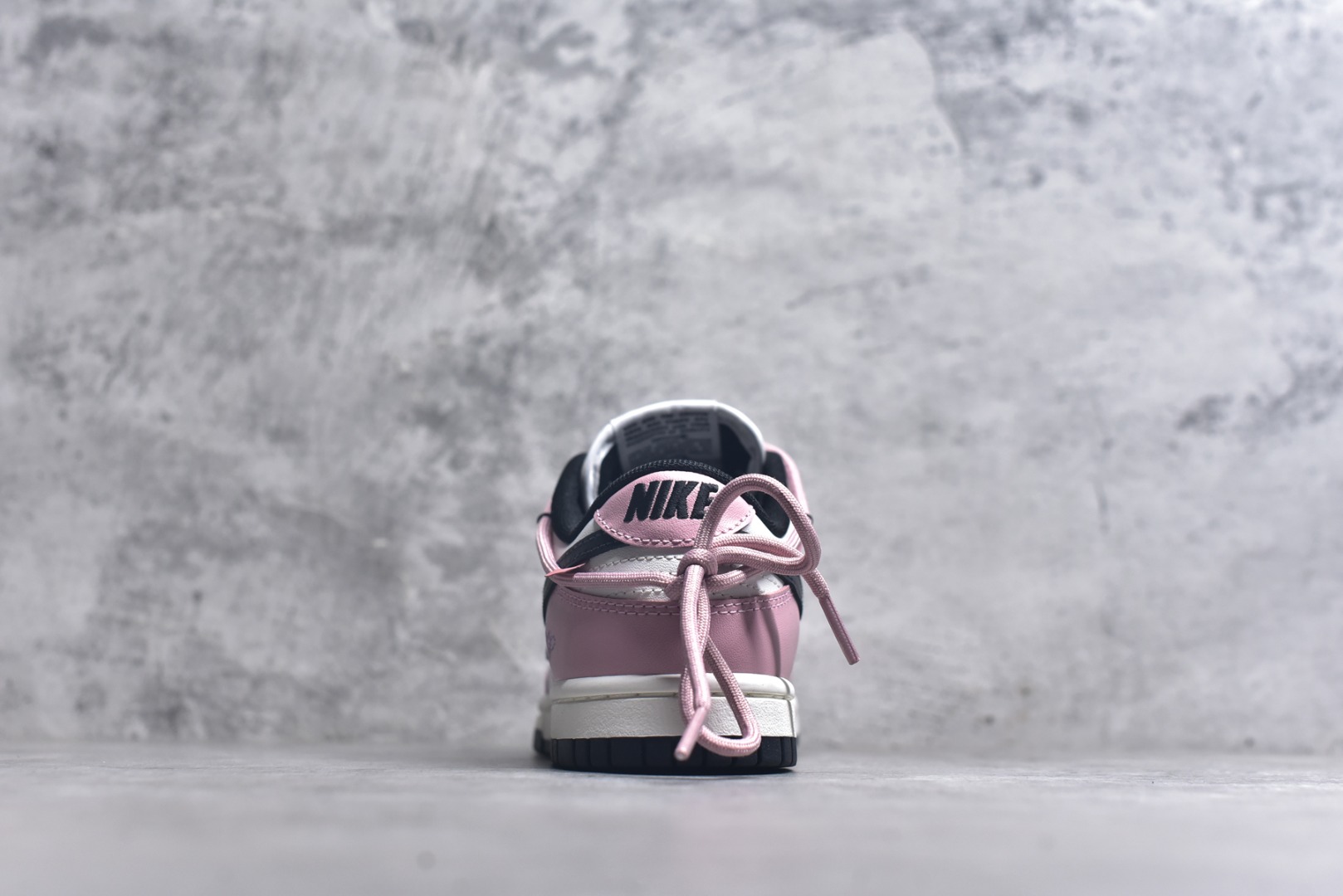 图片[5]-#NK Dunk Low 怦然心动 PB0510-055 此款以温柔的樱花粉为主调，经典的纯白中和甜度，勾勒清新轮廓，低调释放吸引法则。黑色Swoosh的酷感碰撞，演绎出可盐可甜的时髦美学。鞋身巧妙融入的心形印压，暗藏浪漫彩蛋，甜美中自带态度。愿这抹粉白黑的碰撞，陪你踏出每一次自信与甜蜜的步调。定制系列天花板 无原鞋不开发 全系列得物原鞋一比一校对开发 配色持续更新中 终端对接 优势输出 全套原厂楦头原纸板数据档案倾力打造 原汁原味莞产 极致还原 圈内最强针车工艺 高端零售指定版 广东原厂配套原盒原标 鞋盒分三个尺码段 原厂冲刀 超高清洁度 全鞋零毛边皮料切割 采用原厂百宏鞋带以及原厂百宏织唛舌标 内标可供原厂几率过验 进口原装条纹中底布 四线拉帮白色点胶 原厂拉帮手法遵循公司 原厂电绣 极致还原 尺码：36 36.5 37.5 38 38.5 39 40 40.5 41 42 42.5 43 44 44.5 45 46-选品中心