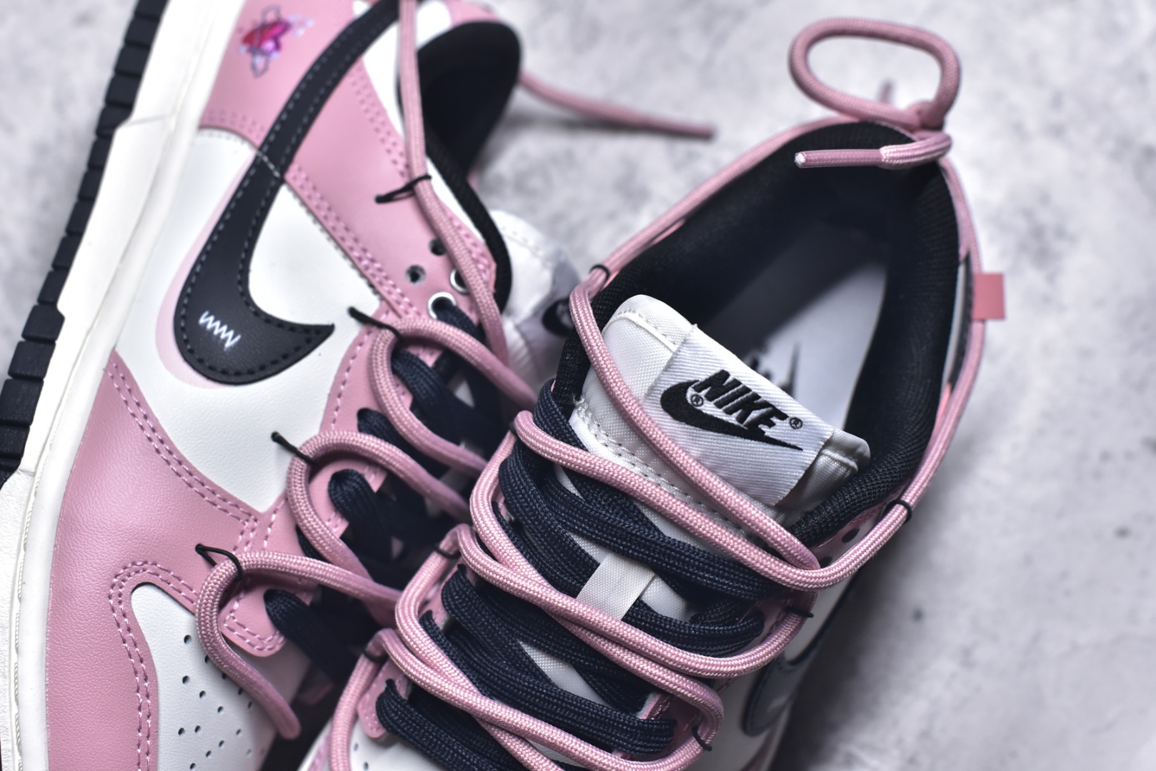 图片[9]-#NK Dunk Low 怦然心动 PB0510-055 此款以温柔的樱花粉为主调，经典的纯白中和甜度，勾勒清新轮廓，低调释放吸引法则。黑色Swoosh的酷感碰撞，演绎出可盐可甜的时髦美学。鞋身巧妙融入的心形印压，暗藏浪漫彩蛋，甜美中自带态度。愿这抹粉白黑的碰撞，陪你踏出每一次自信与甜蜜的步调。定制系列天花板 无原鞋不开发 全系列得物原鞋一比一校对开发 配色持续更新中 终端对接 优势输出 全套原厂楦头原纸板数据档案倾力打造 原汁原味莞产 极致还原 圈内最强针车工艺 高端零售指定版 广东原厂配套原盒原标 鞋盒分三个尺码段 原厂冲刀 超高清洁度 全鞋零毛边皮料切割 采用原厂百宏鞋带以及原厂百宏织唛舌标 内标可供原厂几率过验 进口原装条纹中底布 四线拉帮白色点胶 原厂拉帮手法遵循公司 原厂电绣 极致还原 尺码：36 36.5 37.5 38 38.5 39 40 40.5 41 42 42.5 43 44 44.5 45 46-选品中心