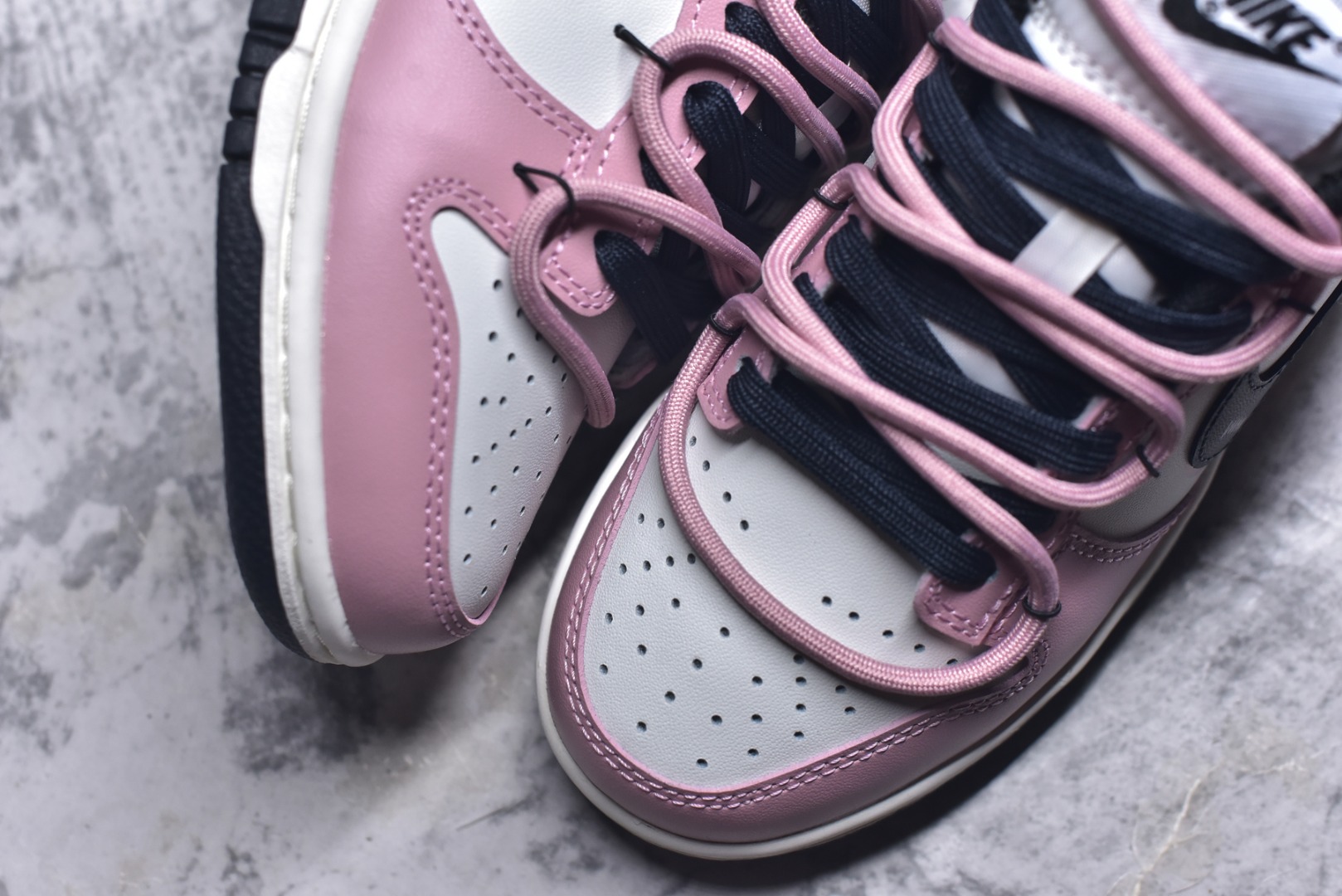 图片[8]-#NK Dunk Low 怦然心动 PB0510-055 此款以温柔的樱花粉为主调，经典的纯白中和甜度，勾勒清新轮廓，低调释放吸引法则。黑色Swoosh的酷感碰撞，演绎出可盐可甜的时髦美学。鞋身巧妙融入的心形印压，暗藏浪漫彩蛋，甜美中自带态度。愿这抹粉白黑的碰撞，陪你踏出每一次自信与甜蜜的步调。定制系列天花板 无原鞋不开发 全系列得物原鞋一比一校对开发 配色持续更新中 终端对接 优势输出 全套原厂楦头原纸板数据档案倾力打造 原汁原味莞产 极致还原 圈内最强针车工艺 高端零售指定版 广东原厂配套原盒原标 鞋盒分三个尺码段 原厂冲刀 超高清洁度 全鞋零毛边皮料切割 采用原厂百宏鞋带以及原厂百宏织唛舌标 内标可供原厂几率过验 进口原装条纹中底布 四线拉帮白色点胶 原厂拉帮手法遵循公司 原厂电绣 极致还原 尺码：36 36.5 37.5 38 38.5 39 40 40.5 41 42 42.5 43 44 44.5 45 46-选品中心