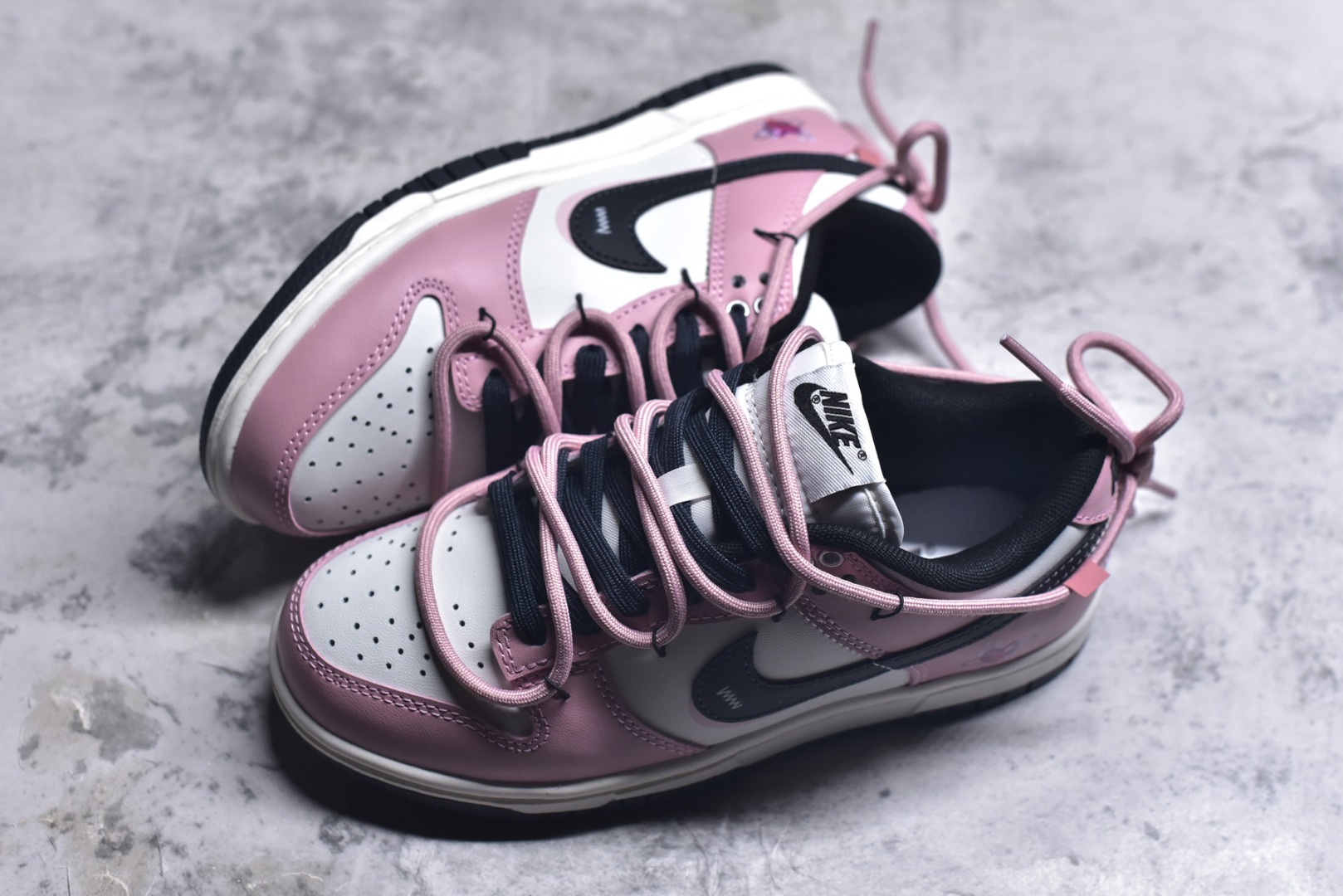 图片[7]-#NK Dunk Low 怦然心动 PB0510-055 此款以温柔的樱花粉为主调，经典的纯白中和甜度，勾勒清新轮廓，低调释放吸引法则。黑色Swoosh的酷感碰撞，演绎出可盐可甜的时髦美学。鞋身巧妙融入的心形印压，暗藏浪漫彩蛋，甜美中自带态度。愿这抹粉白黑的碰撞，陪你踏出每一次自信与甜蜜的步调。定制系列天花板 无原鞋不开发 全系列得物原鞋一比一校对开发 配色持续更新中 终端对接 优势输出 全套原厂楦头原纸板数据档案倾力打造 原汁原味莞产 极致还原 圈内最强针车工艺 高端零售指定版 广东原厂配套原盒原标 鞋盒分三个尺码段 原厂冲刀 超高清洁度 全鞋零毛边皮料切割 采用原厂百宏鞋带以及原厂百宏织唛舌标 内标可供原厂几率过验 进口原装条纹中底布 四线拉帮白色点胶 原厂拉帮手法遵循公司 原厂电绣 极致还原 尺码：36 36.5 37.5 38 38.5 39 40 40.5 41 42 42.5 43 44 44.5 45 46-选品中心