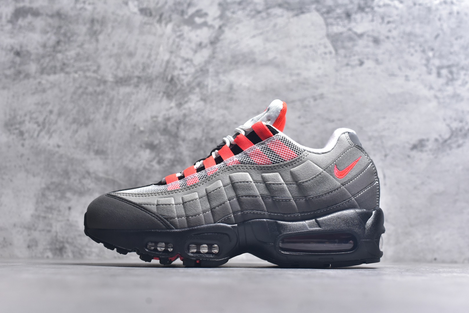 #NK Air Max 95 复古减震气垫跑鞋 AT2865-100 经典重温 外单专供大厂出品 品质稳定 一百余色 终端操作 鞋款设计灵感源于人体构造 中底设计基于人体的脊柱构造 是整体设计的核心 尼龙孔眼代表了肋骨 而分层式面板和网眼象征着肌肉纤维和肉体组织 Air Max 95采用了两个独立的吹塑成型的Air-Sole单元 并首次在前掌使用可视化气垫设计 Swoosh logo夜当作一个 点符号放在了鞋子的后帮位置 20年的发展让 AIR MAX 95有了不同的故事 20年后再度面向世人的时候 焕然一新的面貌 让人有了另外一种清新脱俗的感觉 尺码：36 36.5 37.5 38 38.5 39 40 40.5 41 42 42.5 43 44 44.5 45 46 47.5-选品中心