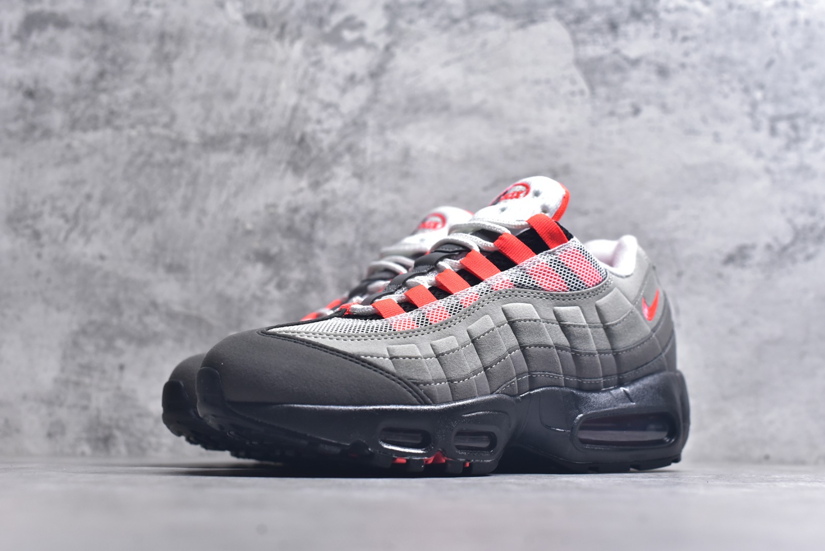 图片[2]-#NK Air Max 95 复古减震气垫跑鞋 AT2865-100 经典重温 外单专供大厂出品 品质稳定 一百余色 终端操作 鞋款设计灵感源于人体构造 中底设计基于人体的脊柱构造 是整体设计的核心 尼龙孔眼代表了肋骨 而分层式面板和网眼象征着肌肉纤维和肉体组织 Air Max 95采用了两个独立的吹塑成型的Air-Sole单元 并首次在前掌使用可视化气垫设计 Swoosh logo夜当作一个 点符号放在了鞋子的后帮位置 20年的发展让 AIR MAX 95有了不同的故事 20年后再度面向世人的时候 焕然一新的面貌 让人有了另外一种清新脱俗的感觉 尺码：36 36.5 37.5 38 38.5 39 40 40.5 41 42 42.5 43 44 44.5 45 46 47.5-选品中心