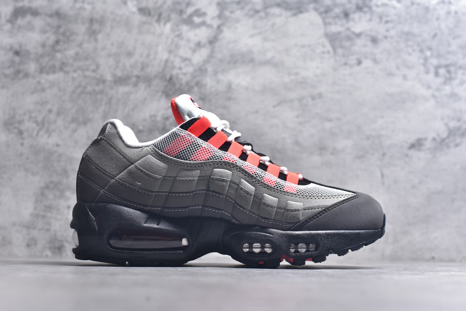 图片[3]-#NK Air Max 95 复古减震气垫跑鞋 AT2865-100 经典重温 外单专供大厂出品 品质稳定 一百余色 终端操作 鞋款设计灵感源于人体构造 中底设计基于人体的脊柱构造 是整体设计的核心 尼龙孔眼代表了肋骨 而分层式面板和网眼象征着肌肉纤维和肉体组织 Air Max 95采用了两个独立的吹塑成型的Air-Sole单元 并首次在前掌使用可视化气垫设计 Swoosh logo夜当作一个 点符号放在了鞋子的后帮位置 20年的发展让 AIR MAX 95有了不同的故事 20年后再度面向世人的时候 焕然一新的面貌 让人有了另外一种清新脱俗的感觉 尺码：36 36.5 37.5 38 38.5 39 40 40.5 41 42 42.5 43 44 44.5 45 46 47.5-选品中心