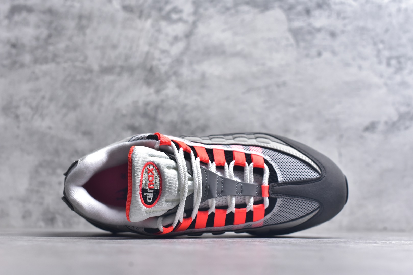 图片[4]-#NK Air Max 95 复古减震气垫跑鞋 AT2865-100 经典重温 外单专供大厂出品 品质稳定 一百余色 终端操作 鞋款设计灵感源于人体构造 中底设计基于人体的脊柱构造 是整体设计的核心 尼龙孔眼代表了肋骨 而分层式面板和网眼象征着肌肉纤维和肉体组织 Air Max 95采用了两个独立的吹塑成型的Air-Sole单元 并首次在前掌使用可视化气垫设计 Swoosh logo夜当作一个 点符号放在了鞋子的后帮位置 20年的发展让 AIR MAX 95有了不同的故事 20年后再度面向世人的时候 焕然一新的面貌 让人有了另外一种清新脱俗的感觉 尺码：36 36.5 37.5 38 38.5 39 40 40.5 41 42 42.5 43 44 44.5 45 46 47.5-选品中心