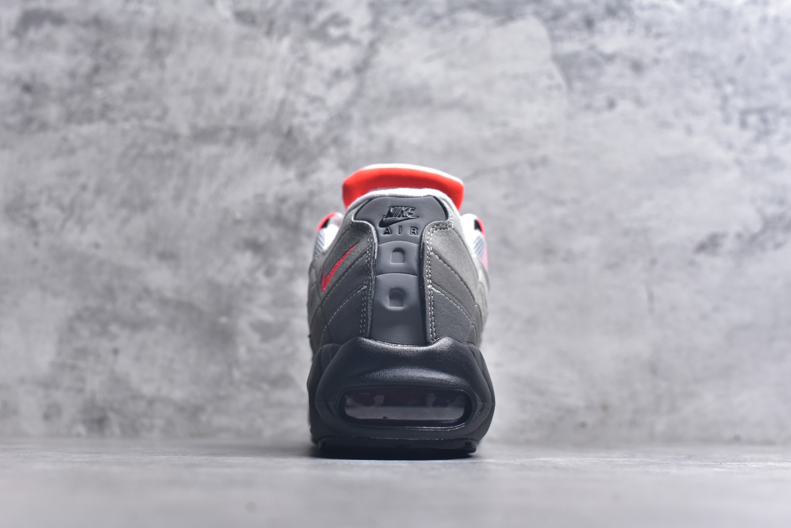 图片[5]-#NK Air Max 95 复古减震气垫跑鞋 AT2865-100 经典重温 外单专供大厂出品 品质稳定 一百余色 终端操作 鞋款设计灵感源于人体构造 中底设计基于人体的脊柱构造 是整体设计的核心 尼龙孔眼代表了肋骨 而分层式面板和网眼象征着肌肉纤维和肉体组织 Air Max 95采用了两个独立的吹塑成型的Air-Sole单元 并首次在前掌使用可视化气垫设计 Swoosh logo夜当作一个 点符号放在了鞋子的后帮位置 20年的发展让 AIR MAX 95有了不同的故事 20年后再度面向世人的时候 焕然一新的面貌 让人有了另外一种清新脱俗的感觉 尺码：36 36.5 37.5 38 38.5 39 40 40.5 41 42 42.5 43 44 44.5 45 46 47.5-选品中心