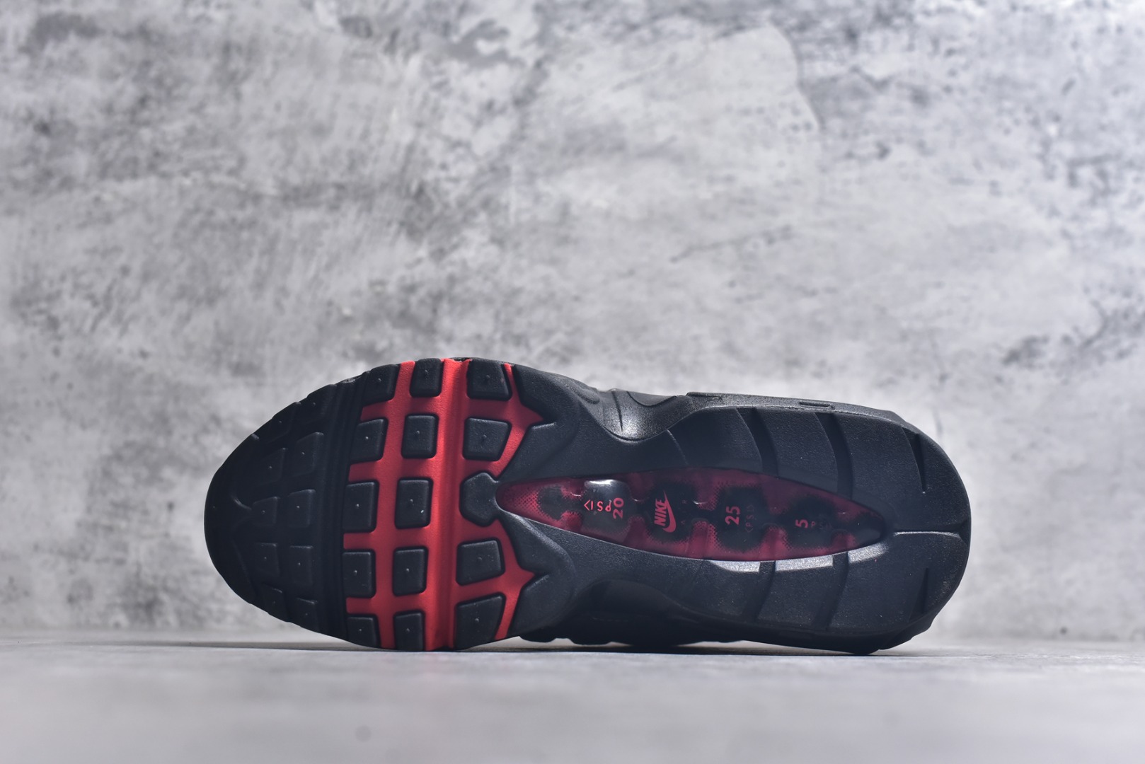 图片[6]-#NK Air Max 95 复古减震气垫跑鞋 AT2865-100 经典重温 外单专供大厂出品 品质稳定 一百余色 终端操作 鞋款设计灵感源于人体构造 中底设计基于人体的脊柱构造 是整体设计的核心 尼龙孔眼代表了肋骨 而分层式面板和网眼象征着肌肉纤维和肉体组织 Air Max 95采用了两个独立的吹塑成型的Air-Sole单元 并首次在前掌使用可视化气垫设计 Swoosh logo夜当作一个 点符号放在了鞋子的后帮位置 20年的发展让 AIR MAX 95有了不同的故事 20年后再度面向世人的时候 焕然一新的面貌 让人有了另外一种清新脱俗的感觉 尺码：36 36.5 37.5 38 38.5 39 40 40.5 41 42 42.5 43 44 44.5 45 46 47.5-选品中心