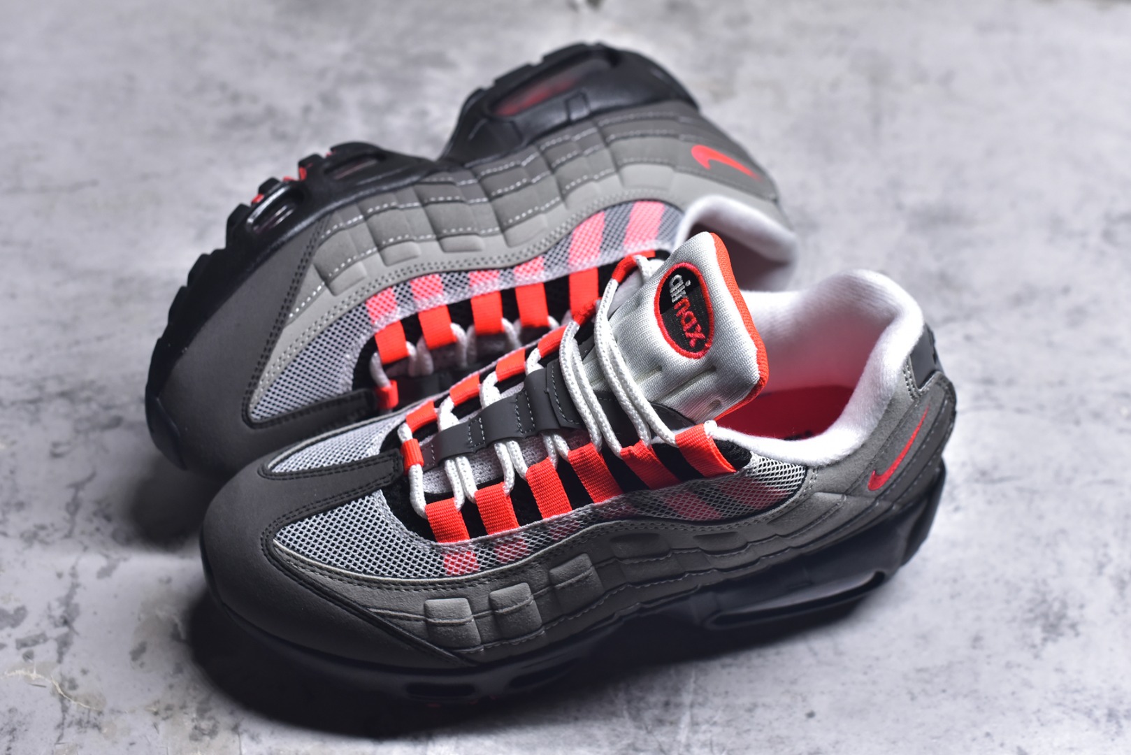 图片[7]-#NK Air Max 95 复古减震气垫跑鞋 AT2865-100 经典重温 外单专供大厂出品 品质稳定 一百余色 终端操作 鞋款设计灵感源于人体构造 中底设计基于人体的脊柱构造 是整体设计的核心 尼龙孔眼代表了肋骨 而分层式面板和网眼象征着肌肉纤维和肉体组织 Air Max 95采用了两个独立的吹塑成型的Air-Sole单元 并首次在前掌使用可视化气垫设计 Swoosh logo夜当作一个 点符号放在了鞋子的后帮位置 20年的发展让 AIR MAX 95有了不同的故事 20年后再度面向世人的时候 焕然一新的面貌 让人有了另外一种清新脱俗的感觉 尺码：36 36.5 37.5 38 38.5 39 40 40.5 41 42 42.5 43 44 44.5 45 46 47.5-选品中心