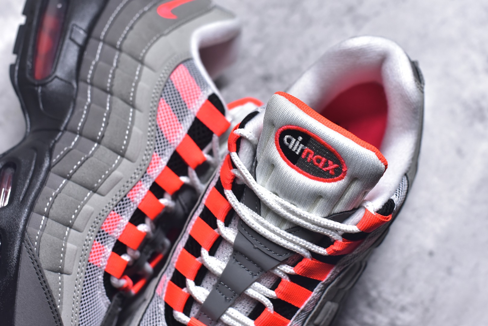 图片[9]-#NK Air Max 95 复古减震气垫跑鞋 AT2865-100 经典重温 外单专供大厂出品 品质稳定 一百余色 终端操作 鞋款设计灵感源于人体构造 中底设计基于人体的脊柱构造 是整体设计的核心 尼龙孔眼代表了肋骨 而分层式面板和网眼象征着肌肉纤维和肉体组织 Air Max 95采用了两个独立的吹塑成型的Air-Sole单元 并首次在前掌使用可视化气垫设计 Swoosh logo夜当作一个 点符号放在了鞋子的后帮位置 20年的发展让 AIR MAX 95有了不同的故事 20年后再度面向世人的时候 焕然一新的面貌 让人有了另外一种清新脱俗的感觉 尺码：36 36.5 37.5 38 38.5 39 40 40.5 41 42 42.5 43 44 44.5 45 46 47.5-选品中心