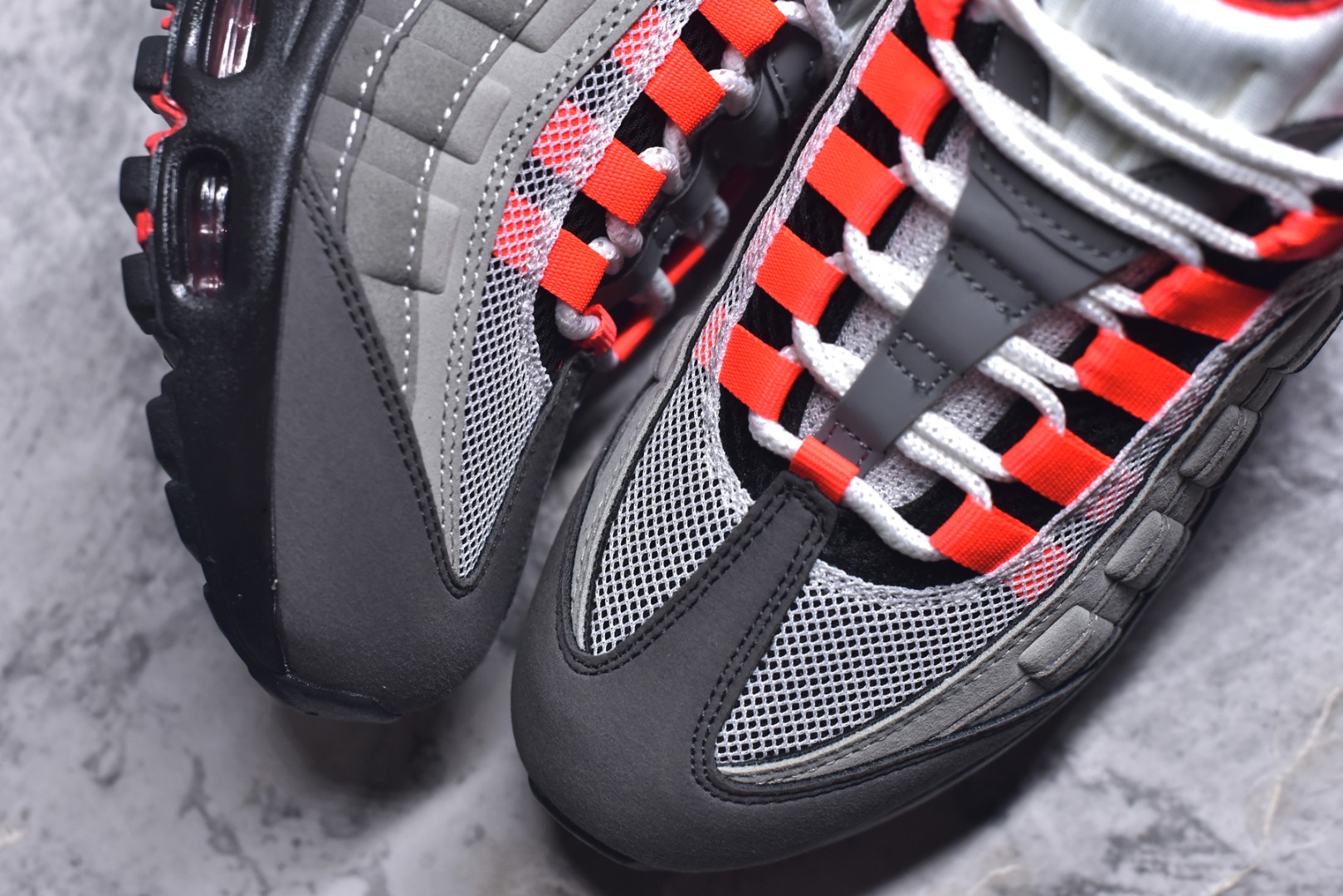 图片[8]-#NK Air Max 95 复古减震气垫跑鞋 AT2865-100 经典重温 外单专供大厂出品 品质稳定 一百余色 终端操作 鞋款设计灵感源于人体构造 中底设计基于人体的脊柱构造 是整体设计的核心 尼龙孔眼代表了肋骨 而分层式面板和网眼象征着肌肉纤维和肉体组织 Air Max 95采用了两个独立的吹塑成型的Air-Sole单元 并首次在前掌使用可视化气垫设计 Swoosh logo夜当作一个 点符号放在了鞋子的后帮位置 20年的发展让 AIR MAX 95有了不同的故事 20年后再度面向世人的时候 焕然一新的面貌 让人有了另外一种清新脱俗的感觉 尺码：36 36.5 37.5 38 38.5 39 40 40.5 41 42 42.5 43 44 44.5 45 46 47.5-选品中心