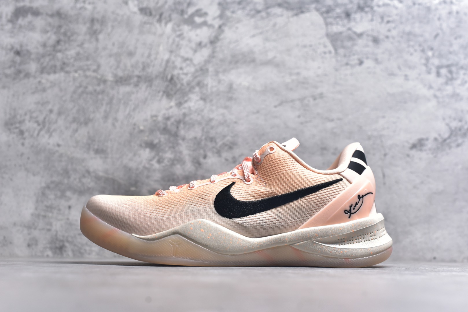 #灭世海外版 NK Zoom Kobe Ⅷ System 科比8代复刻实战运动低帮文化篮球鞋 水蜜桃HQ3138-800 纯原海外版气垫品质吊打各路纯原 气压➕耐久双重保障 前掌ZOOM TURBO➕后掌马蹄Zoom 后掌澎湃脚感无出其右 全套冲刀改版 鞋型还原度95% 宽脚选手必入货品 鞋头2.5mm上翘空间 不挤脚 完美释放脚趾活动空间 正码正拍 脚型适配性 市场最强没有之一 鞋面工艺全新升级 100%对标正品 原厂聚氨酯蛇鳞 珠光密度同步正品 Swoosh喷漆工艺 还原度接近100% 全新后跟TPU模具 正确S型弧度 区分市场纯原（市场纯原采用公版模具 后跟TPU几乎无弧度）国产天花板橡胶配方 抓地力爆炸 海外口碑炸裂 鞋舌LOGO正确内嵌压印 原厂碳板 正确原盒 厚积薄发 王者归来 拒绝杀猪 拒绝套路 灭世纯原海外版科比系列 致力打造实战第一标杆 尺码：39-47.5 全新模具 正码正拍-选品中心