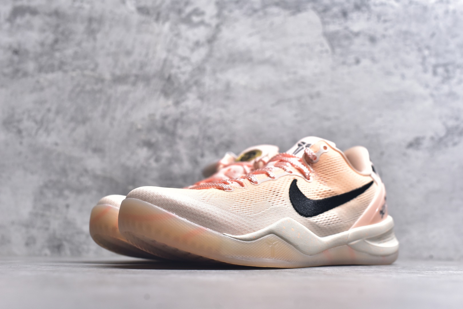 图片[2]-#灭世海外版 NK Zoom Kobe Ⅷ System 科比8代复刻实战运动低帮文化篮球鞋 水蜜桃HQ3138-800 纯原海外版气垫品质吊打各路纯原 气压➕耐久双重保障 前掌ZOOM TURBO➕后掌马蹄Zoom 后掌澎湃脚感无出其右 全套冲刀改版 鞋型还原度95% 宽脚选手必入货品 鞋头2.5mm上翘空间 不挤脚 完美释放脚趾活动空间 正码正拍 脚型适配性 市场最强没有之一 鞋面工艺全新升级 100%对标正品 原厂聚氨酯蛇鳞 珠光密度同步正品 Swoosh喷漆工艺 还原度接近100% 全新后跟TPU模具 正确S型弧度 区分市场纯原（市场纯原采用公版模具 后跟TPU几乎无弧度）国产天花板橡胶配方 抓地力爆炸 海外口碑炸裂 鞋舌LOGO正确内嵌压印 原厂碳板 正确原盒 厚积薄发 王者归来 拒绝杀猪 拒绝套路 灭世纯原海外版科比系列 致力打造实战第一标杆 尺码：39-47.5 全新模具 正码正拍-选品中心