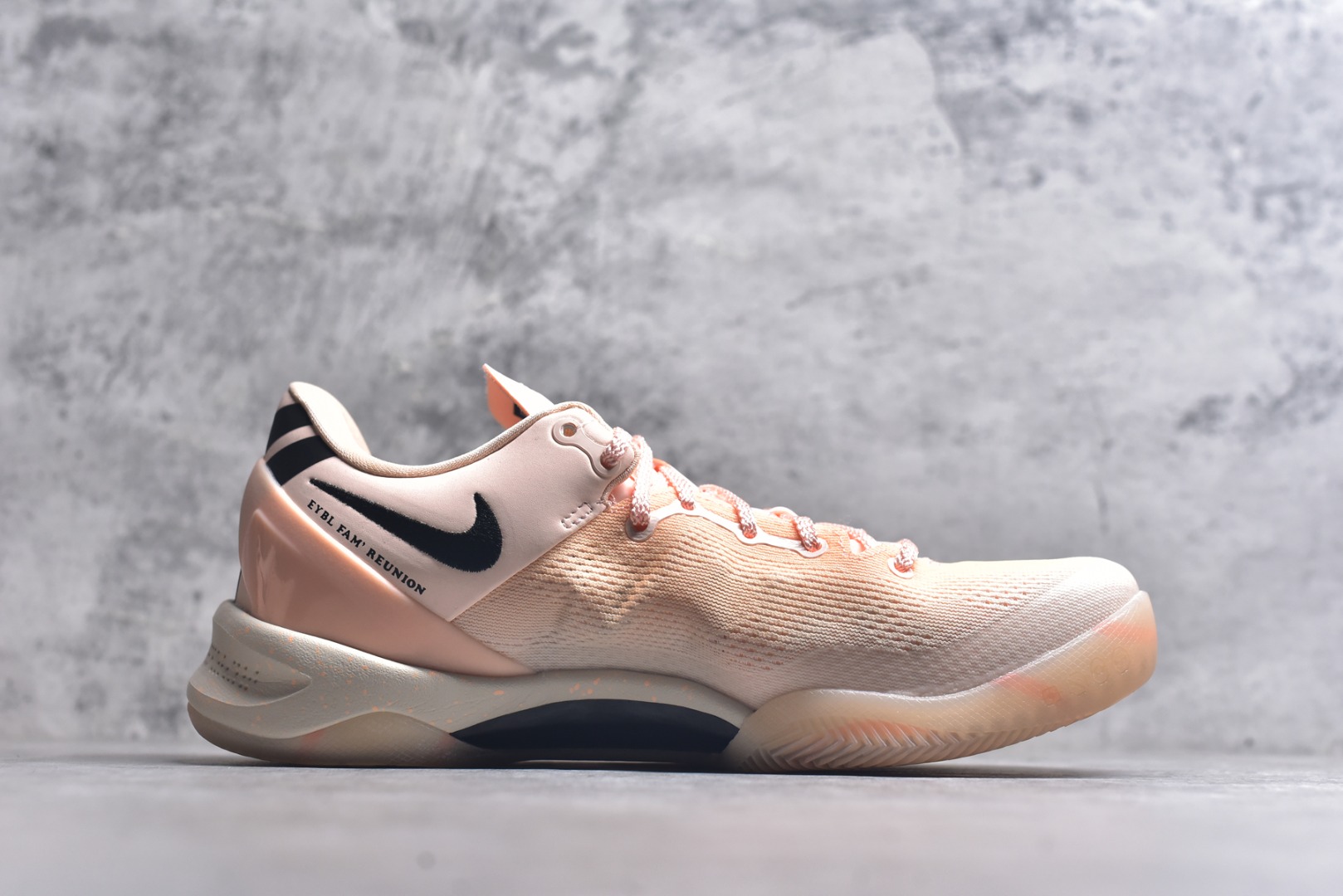 图片[3]-#灭世海外版 NK Zoom Kobe Ⅷ System 科比8代复刻实战运动低帮文化篮球鞋 水蜜桃HQ3138-800 纯原海外版气垫品质吊打各路纯原 气压➕耐久双重保障 前掌ZOOM TURBO➕后掌马蹄Zoom 后掌澎湃脚感无出其右 全套冲刀改版 鞋型还原度95% 宽脚选手必入货品 鞋头2.5mm上翘空间 不挤脚 完美释放脚趾活动空间 正码正拍 脚型适配性 市场最强没有之一 鞋面工艺全新升级 100%对标正品 原厂聚氨酯蛇鳞 珠光密度同步正品 Swoosh喷漆工艺 还原度接近100% 全新后跟TPU模具 正确S型弧度 区分市场纯原（市场纯原采用公版模具 后跟TPU几乎无弧度）国产天花板橡胶配方 抓地力爆炸 海外口碑炸裂 鞋舌LOGO正确内嵌压印 原厂碳板 正确原盒 厚积薄发 王者归来 拒绝杀猪 拒绝套路 灭世纯原海外版科比系列 致力打造实战第一标杆 尺码：39-47.5 全新模具 正码正拍-选品中心