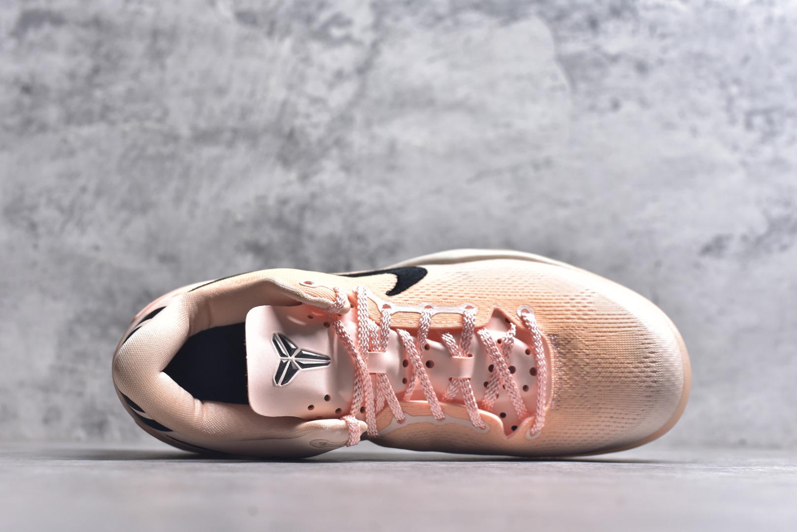 图片[4]-#灭世海外版 NK Zoom Kobe Ⅷ System 科比8代复刻实战运动低帮文化篮球鞋 水蜜桃HQ3138-800 纯原海外版气垫品质吊打各路纯原 气压➕耐久双重保障 前掌ZOOM TURBO➕后掌马蹄Zoom 后掌澎湃脚感无出其右 全套冲刀改版 鞋型还原度95% 宽脚选手必入货品 鞋头2.5mm上翘空间 不挤脚 完美释放脚趾活动空间 正码正拍 脚型适配性 市场最强没有之一 鞋面工艺全新升级 100%对标正品 原厂聚氨酯蛇鳞 珠光密度同步正品 Swoosh喷漆工艺 还原度接近100% 全新后跟TPU模具 正确S型弧度 区分市场纯原（市场纯原采用公版模具 后跟TPU几乎无弧度）国产天花板橡胶配方 抓地力爆炸 海外口碑炸裂 鞋舌LOGO正确内嵌压印 原厂碳板 正确原盒 厚积薄发 王者归来 拒绝杀猪 拒绝套路 灭世纯原海外版科比系列 致力打造实战第一标杆 尺码：39-47.5 全新模具 正码正拍-选品中心