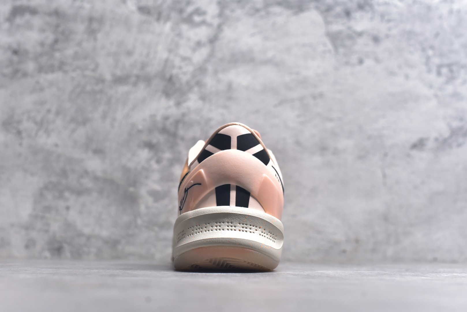 图片[5]-#灭世海外版 NK Zoom Kobe Ⅷ System 科比8代复刻实战运动低帮文化篮球鞋 水蜜桃HQ3138-800 纯原海外版气垫品质吊打各路纯原 气压➕耐久双重保障 前掌ZOOM TURBO➕后掌马蹄Zoom 后掌澎湃脚感无出其右 全套冲刀改版 鞋型还原度95% 宽脚选手必入货品 鞋头2.5mm上翘空间 不挤脚 完美释放脚趾活动空间 正码正拍 脚型适配性 市场最强没有之一 鞋面工艺全新升级 100%对标正品 原厂聚氨酯蛇鳞 珠光密度同步正品 Swoosh喷漆工艺 还原度接近100% 全新后跟TPU模具 正确S型弧度 区分市场纯原（市场纯原采用公版模具 后跟TPU几乎无弧度）国产天花板橡胶配方 抓地力爆炸 海外口碑炸裂 鞋舌LOGO正确内嵌压印 原厂碳板 正确原盒 厚积薄发 王者归来 拒绝杀猪 拒绝套路 灭世纯原海外版科比系列 致力打造实战第一标杆 尺码：39-47.5 全新模具 正码正拍-选品中心