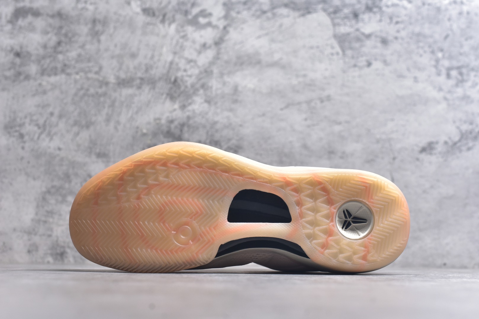 图片[6]-#灭世海外版 NK Zoom Kobe Ⅷ System 科比8代复刻实战运动低帮文化篮球鞋 水蜜桃HQ3138-800 纯原海外版气垫品质吊打各路纯原 气压➕耐久双重保障 前掌ZOOM TURBO➕后掌马蹄Zoom 后掌澎湃脚感无出其右 全套冲刀改版 鞋型还原度95% 宽脚选手必入货品 鞋头2.5mm上翘空间 不挤脚 完美释放脚趾活动空间 正码正拍 脚型适配性 市场最强没有之一 鞋面工艺全新升级 100%对标正品 原厂聚氨酯蛇鳞 珠光密度同步正品 Swoosh喷漆工艺 还原度接近100% 全新后跟TPU模具 正确S型弧度 区分市场纯原（市场纯原采用公版模具 后跟TPU几乎无弧度）国产天花板橡胶配方 抓地力爆炸 海外口碑炸裂 鞋舌LOGO正确内嵌压印 原厂碳板 正确原盒 厚积薄发 王者归来 拒绝杀猪 拒绝套路 灭世纯原海外版科比系列 致力打造实战第一标杆 尺码：39-47.5 全新模具 正码正拍-选品中心