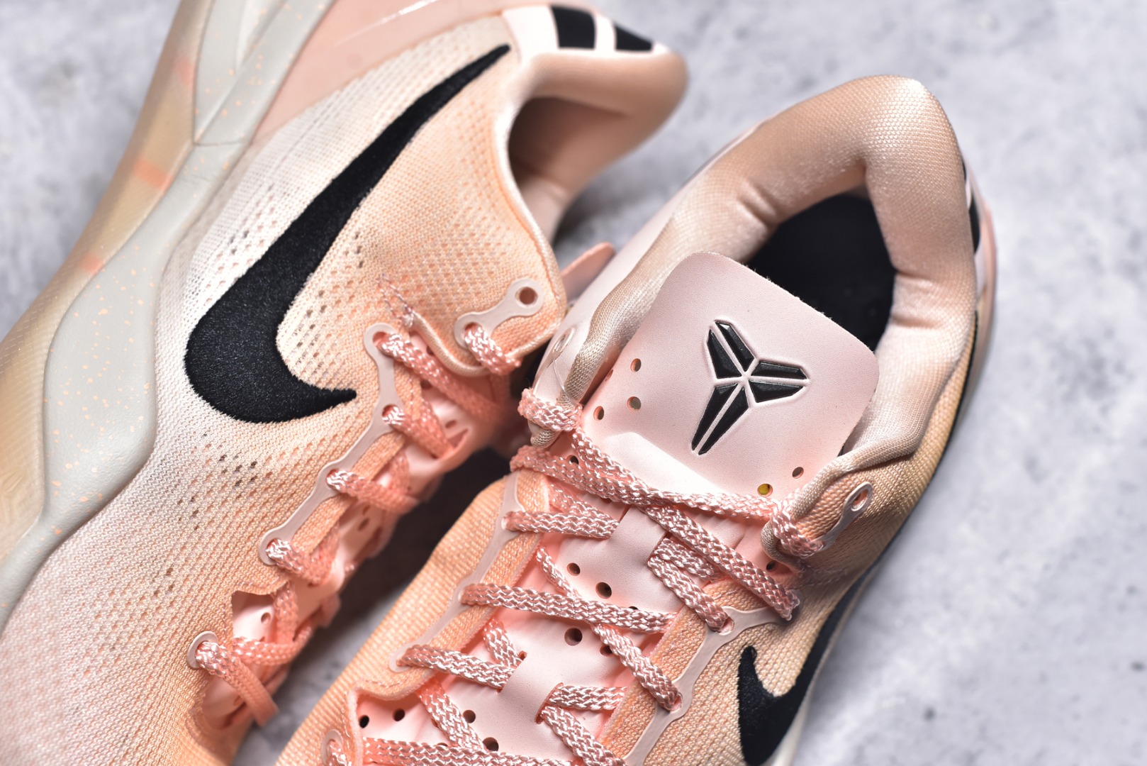 图片[9]-#灭世海外版 NK Zoom Kobe Ⅷ System 科比8代复刻实战运动低帮文化篮球鞋 水蜜桃HQ3138-800 纯原海外版气垫品质吊打各路纯原 气压➕耐久双重保障 前掌ZOOM TURBO➕后掌马蹄Zoom 后掌澎湃脚感无出其右 全套冲刀改版 鞋型还原度95% 宽脚选手必入货品 鞋头2.5mm上翘空间 不挤脚 完美释放脚趾活动空间 正码正拍 脚型适配性 市场最强没有之一 鞋面工艺全新升级 100%对标正品 原厂聚氨酯蛇鳞 珠光密度同步正品 Swoosh喷漆工艺 还原度接近100% 全新后跟TPU模具 正确S型弧度 区分市场纯原（市场纯原采用公版模具 后跟TPU几乎无弧度）国产天花板橡胶配方 抓地力爆炸 海外口碑炸裂 鞋舌LOGO正确内嵌压印 原厂碳板 正确原盒 厚积薄发 王者归来 拒绝杀猪 拒绝套路 灭世纯原海外版科比系列 致力打造实战第一标杆 尺码：39-47.5 全新模具 正码正拍-选品中心