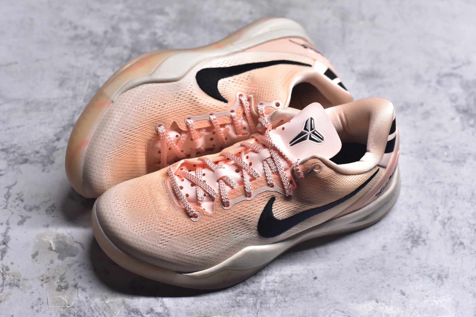 图片[7]-#灭世海外版 NK Zoom Kobe Ⅷ System 科比8代复刻实战运动低帮文化篮球鞋 水蜜桃HQ3138-800 纯原海外版气垫品质吊打各路纯原 气压➕耐久双重保障 前掌ZOOM TURBO➕后掌马蹄Zoom 后掌澎湃脚感无出其右 全套冲刀改版 鞋型还原度95% 宽脚选手必入货品 鞋头2.5mm上翘空间 不挤脚 完美释放脚趾活动空间 正码正拍 脚型适配性 市场最强没有之一 鞋面工艺全新升级 100%对标正品 原厂聚氨酯蛇鳞 珠光密度同步正品 Swoosh喷漆工艺 还原度接近100% 全新后跟TPU模具 正确S型弧度 区分市场纯原（市场纯原采用公版模具 后跟TPU几乎无弧度）国产天花板橡胶配方 抓地力爆炸 海外口碑炸裂 鞋舌LOGO正确内嵌压印 原厂碳板 正确原盒 厚积薄发 王者归来 拒绝杀猪 拒绝套路 灭世纯原海外版科比系列 致力打造实战第一标杆 尺码：39-47.5 全新模具 正码正拍-选品中心