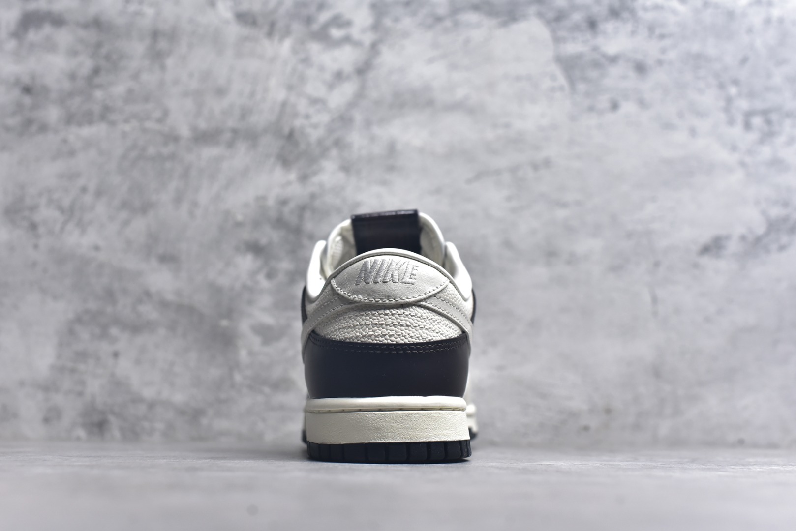 图片[5]-#NK Dunk Low 棕白 IH7333-200 实力大厂出品 新配色陆续开发 利润个位数只为口碑 全套原纸板楦头开发 确保原汁原味 完美呈现DUNK版型 一比一鞋头弧度高度鞋身弧度 此版本只针对中端市场 皮料材质有所更替 其他数据细节工艺流程均保持一致 绝不口嗨 细节品控鞋型随意对比 独家私模官方第六代原厂航空铝磨具打磨大底 鞋头坡度极致还原 无解鞋型 原盒原配 圈内天花板工艺 原厂玻璃冲刀 超高清洁度 全鞋零毛边皮料切割 原厂中底布点胶 中底布拉帮走线遵循公司 尺码：36 36.5 37.5 38 38.5 39 40 40.5 41 42 42.5 43 44 44.5 45 46-选品中心