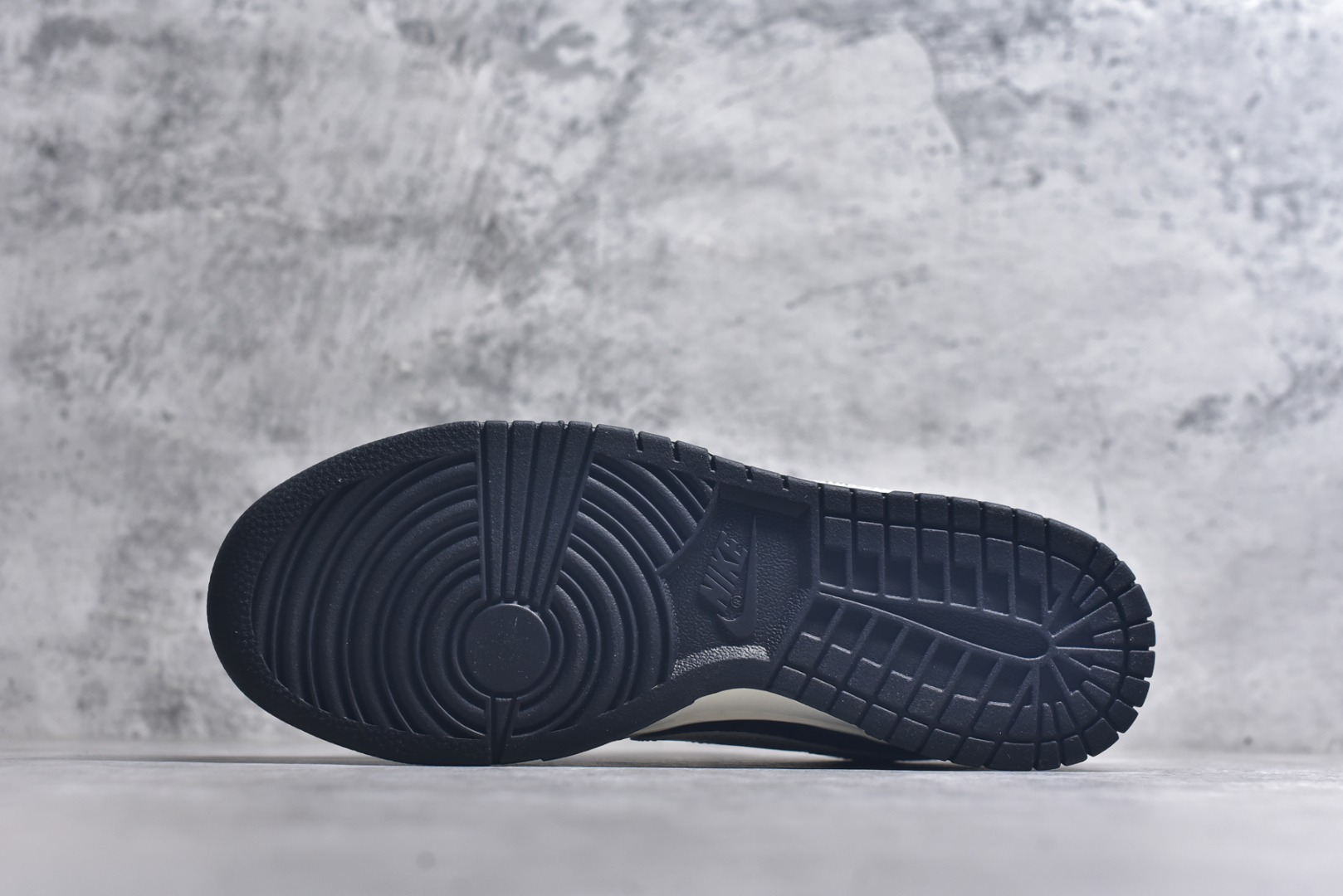 图片[6]-#NK Dunk Low 棕白 IH7333-200 实力大厂出品 新配色陆续开发 利润个位数只为口碑 全套原纸板楦头开发 确保原汁原味 完美呈现DUNK版型 一比一鞋头弧度高度鞋身弧度 此版本只针对中端市场 皮料材质有所更替 其他数据细节工艺流程均保持一致 绝不口嗨 细节品控鞋型随意对比 独家私模官方第六代原厂航空铝磨具打磨大底 鞋头坡度极致还原 无解鞋型 原盒原配 圈内天花板工艺 原厂玻璃冲刀 超高清洁度 全鞋零毛边皮料切割 原厂中底布点胶 中底布拉帮走线遵循公司 尺码：36 36.5 37.5 38 38.5 39 40 40.5 41 42 42.5 43 44 44.5 45 46-选品中心