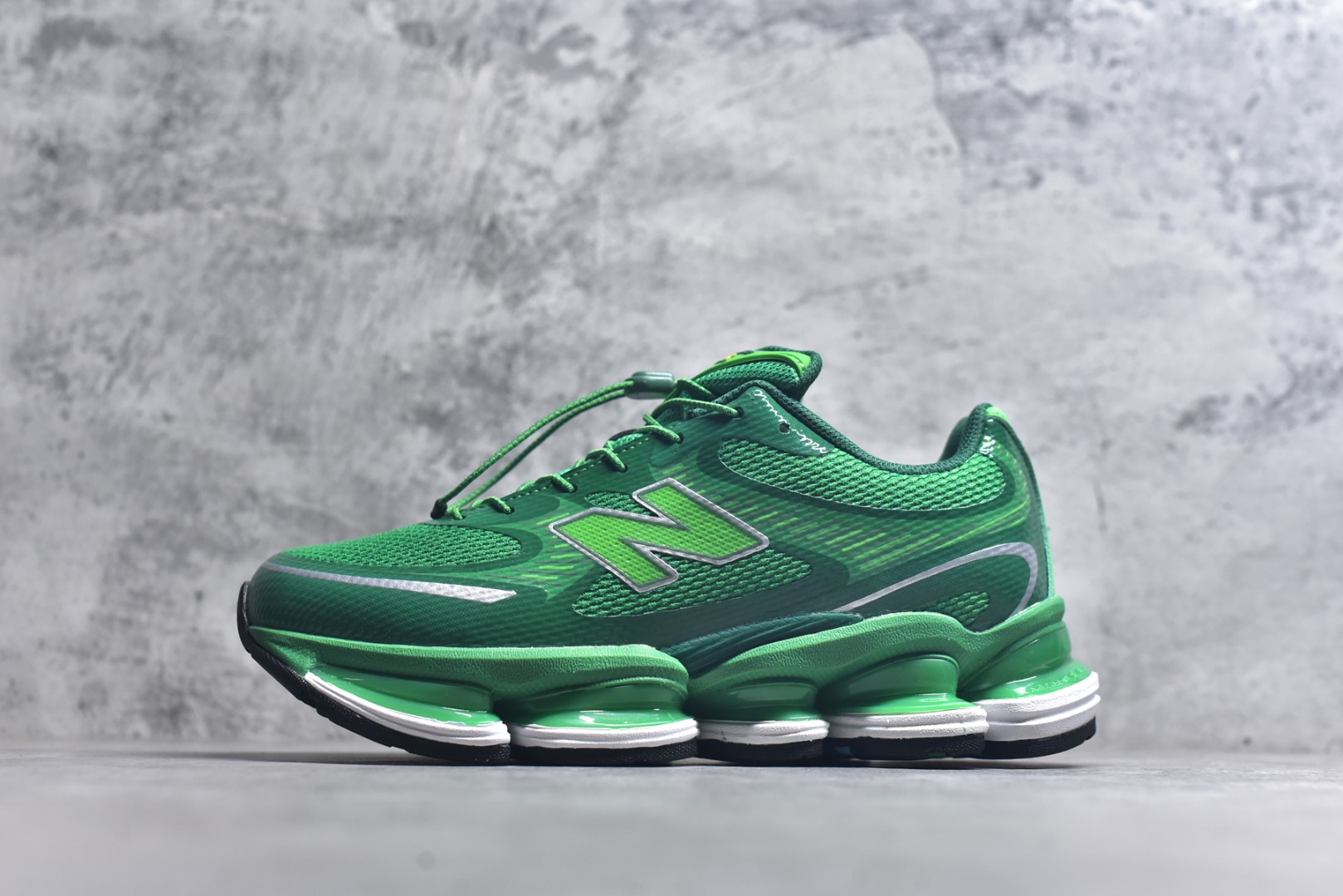 #New Balance 新百伦 NB2000 网面休闲鞋 U2000ME NB官方重磅新品 一款融合复古设计与现代科技的跑鞋，以其经典的造型和舒适脚感，成为2025年复古潮流爱好的推荐单品。 极具视觉冲击力的5根ABZORB单元，以及无缝鞋面的设计，加上3M反光材质的装饰，比之前推出的9060系列更夸张，更具未来感。 货号：U20005F9 尺码：36-46.5-选品中心