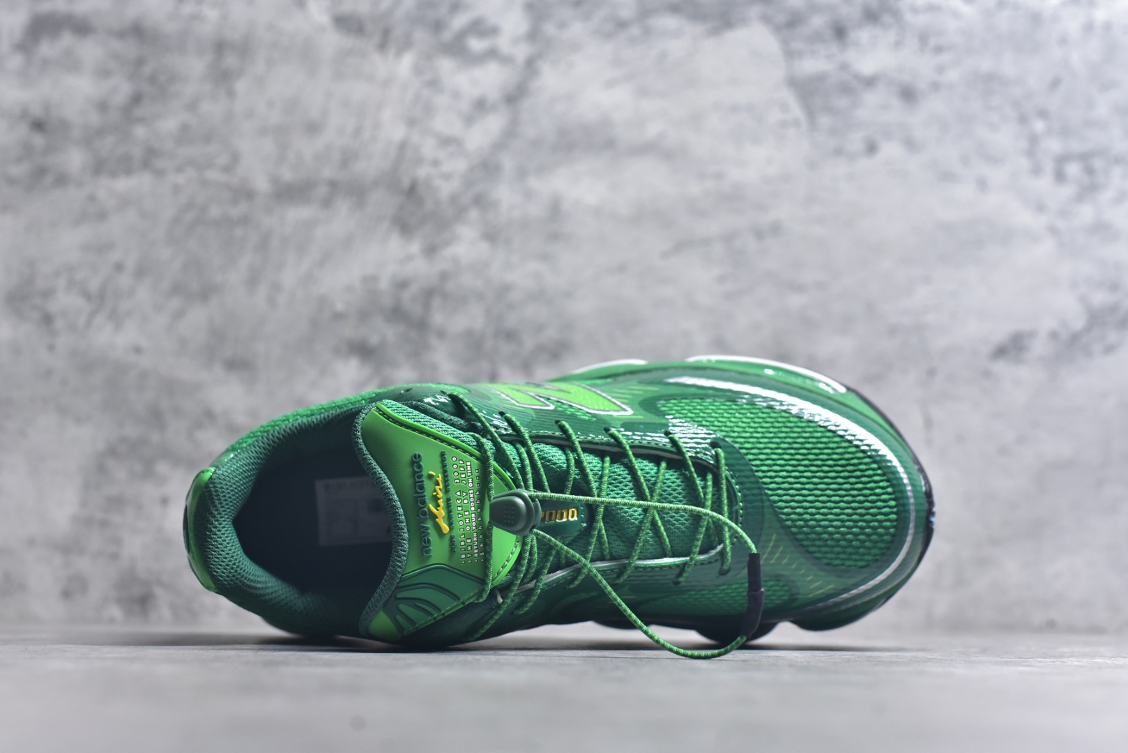 图片[4]-#New Balance 新百伦 NB2000 网面休闲鞋 U2000ME NB官方重磅新品 一款融合复古设计与现代科技的跑鞋，以其经典的造型和舒适脚感，成为2025年复古潮流爱好的推荐单品。 极具视觉冲击力的5根ABZORB单元，以及无缝鞋面的设计，加上3M反光材质的装饰，比之前推出的9060系列更夸张，更具未来感。 货号：U20005F9 尺码：36-46.5-选品中心