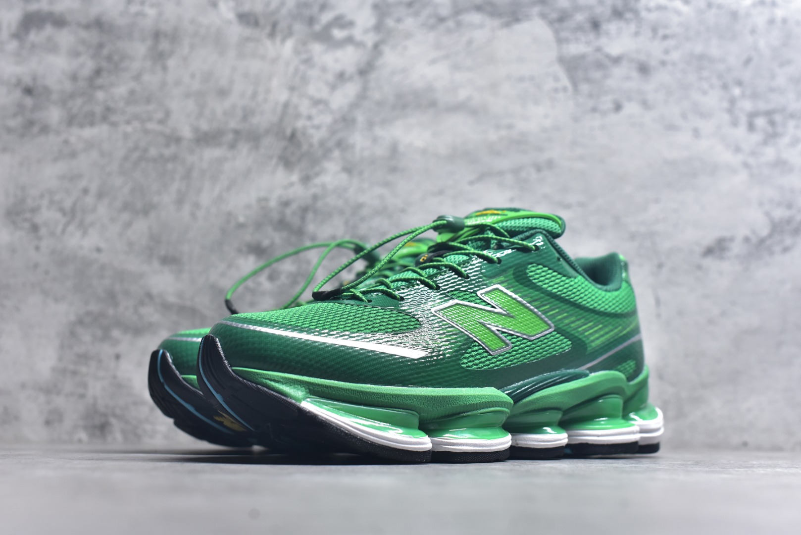 图片[2]-#New Balance 新百伦 NB2000 网面休闲鞋 U2000ME NB官方重磅新品 一款融合复古设计与现代科技的跑鞋，以其经典的造型和舒适脚感，成为2025年复古潮流爱好的推荐单品。 极具视觉冲击力的5根ABZORB单元，以及无缝鞋面的设计，加上3M反光材质的装饰，比之前推出的9060系列更夸张，更具未来感。 货号：U20005F9 尺码：36-46.5-选品中心