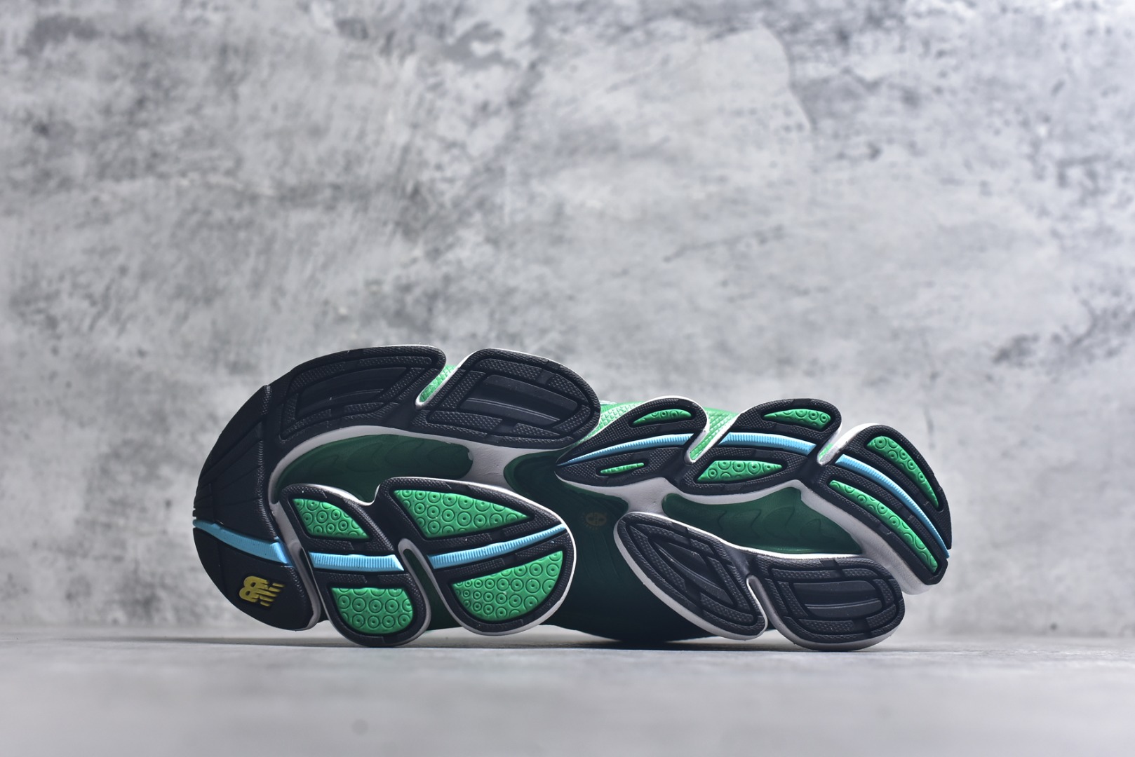 图片[6]-#New Balance 新百伦 NB2000 网面休闲鞋 U2000ME NB官方重磅新品 一款融合复古设计与现代科技的跑鞋，以其经典的造型和舒适脚感，成为2025年复古潮流爱好的推荐单品。 极具视觉冲击力的5根ABZORB单元，以及无缝鞋面的设计，加上3M反光材质的装饰，比之前推出的9060系列更夸张，更具未来感。 货号：U20005F9 尺码：36-46.5-选品中心