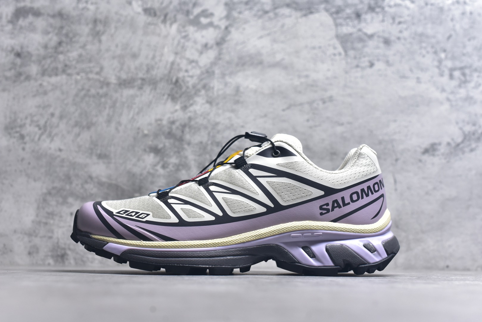 #法国户外品牌-萨洛蒙 Salomon XT-6 萨洛蒙复古潮流户外机能登山跑鞋 纯原外贸平台特供订单 耗时半年巨作 全套原纸板楦头开发 原厂特供网布配套加持 确保原汁原味 完美呈现版型 原档数据独家私模五层组合大底 男女鞋同步官方开发至46.5 原装Ortholite轻量化鞋垫 中底布带钢印编号 原厂TPU锁扣 进口港宝加持 后跟自然饱满 还原公司包裹性 鞋面以“锯齿”状的包裹系统呈现 在基色底之下加入了各种色点缀 将公司的最新技术和时尚前卫的造型融入耐用的长跑款式中 鞋面由 TPU 薄膜制成 并焊接在高耐磨网眼上 使其既时尚又坚固 由 ACS底盘支撑 可增强稳定性和支撑力 以及由橡胶凸耳 Contragrip外底覆盖的 EVA 缓冲中底 旨在应对崎岖的地形 鞋舌上的彩色Salomon 标签、Quicklace 系统以及鞋头、鞋舌和鞋跟上的附加品牌使细节更加完美 让穿着者可以轻松驾驭户外与通勤下的任何运动生活场景 无缝鞋身户外随意纵横 颜值与脚感兼备 出街通勤 绝对非常吸睛 你值得拥有 货号： 477376 263633 尺码：36 36.5 37.5 38 38.5 39 40 40.5 41 42 42.5 43 44 44.5 45 46 46.5-选品中心