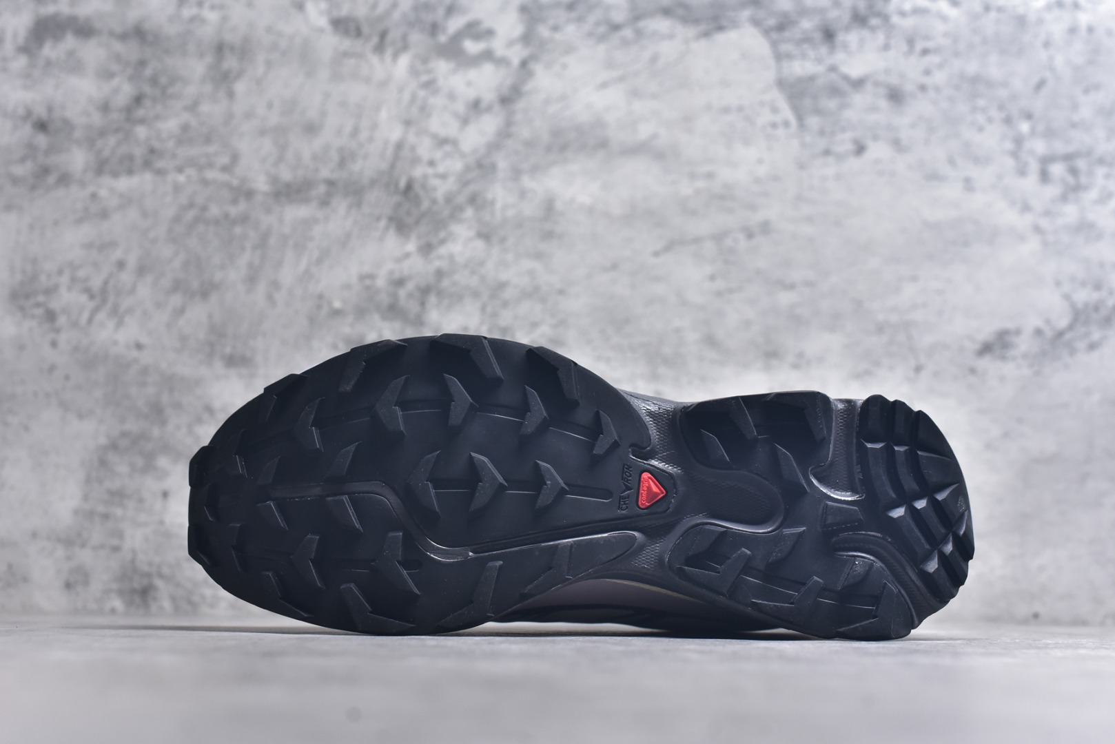 图片[6]-#法国户外品牌-萨洛蒙 Salomon XT-6 萨洛蒙复古潮流户外机能登山跑鞋 纯原外贸平台特供订单 耗时半年巨作 全套原纸板楦头开发 原厂特供网布配套加持 确保原汁原味 完美呈现版型 原档数据独家私模五层组合大底 男女鞋同步官方开发至46.5 原装Ortholite轻量化鞋垫 中底布带钢印编号 原厂TPU锁扣 进口港宝加持 后跟自然饱满 还原公司包裹性 鞋面以“锯齿”状的包裹系统呈现 在基色底之下加入了各种色点缀 将公司的最新技术和时尚前卫的造型融入耐用的长跑款式中 鞋面由 TPU 薄膜制成 并焊接在高耐磨网眼上 使其既时尚又坚固 由 ACS底盘支撑 可增强稳定性和支撑力 以及由橡胶凸耳 Contragrip外底覆盖的 EVA 缓冲中底 旨在应对崎岖的地形 鞋舌上的彩色Salomon 标签、Quicklace 系统以及鞋头、鞋舌和鞋跟上的附加品牌使细节更加完美 让穿着者可以轻松驾驭户外与通勤下的任何运动生活场景 无缝鞋身户外随意纵横 颜值与脚感兼备 出街通勤 绝对非常吸睛 你值得拥有 货号： 477376 263633 尺码：36 36.5 37.5 38 38.5 39 40 40.5 41 42 42.5 43 44 44.5 45 46 46.5-选品中心