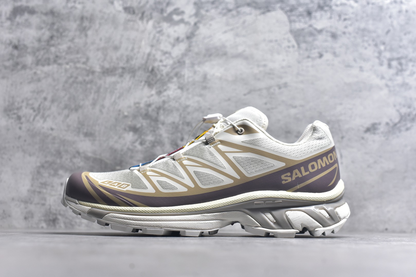 #法国户外品牌-萨洛蒙 Salomon XT-6 萨洛蒙复古潮流户外机能登山跑鞋 纯原外贸平台特供订单 耗时半年巨作 全套原纸板楦头开发 原厂特供网布配套加持 确保原汁原味 完美呈现版型 原档数据独家私模五层组合大底 男女鞋同步官方开发至46.5 原装Ortholite轻量化鞋垫 中底布带钢印编号 原厂TPU锁扣 进口港宝加持 后跟自然饱满 还原公司包裹性 鞋面以“锯齿”状的包裹系统呈现 在基色底之下加入了各种色点缀 将公司的最新技术和时尚前卫的造型融入耐用的长跑款式中 鞋面由 TPU 薄膜制成 并焊接在高耐磨网眼上 使其既时尚又坚固 由 ACS底盘支撑 可增强稳定性和支撑力 以及由橡胶凸耳 Contragrip外底覆盖的 EVA 缓冲中底 旨在应对崎岖的地形 鞋舌上的彩色Salomon 标签、Quicklace 系统以及鞋头、鞋舌和鞋跟上的附加品牌使细节更加完美 让穿着者可以轻松驾驭户外与通勤下的任何运动生活场景 无缝鞋身户外随意纵横 颜值与脚感兼备 出街通勤 绝对非常吸睛 你值得拥有 货号： 477377 263633 尺码：36 36.5 37.5 38 38.5 39 40 40.5 41 42 42.5 43 44 44.5 45 46 46.5-选品中心
