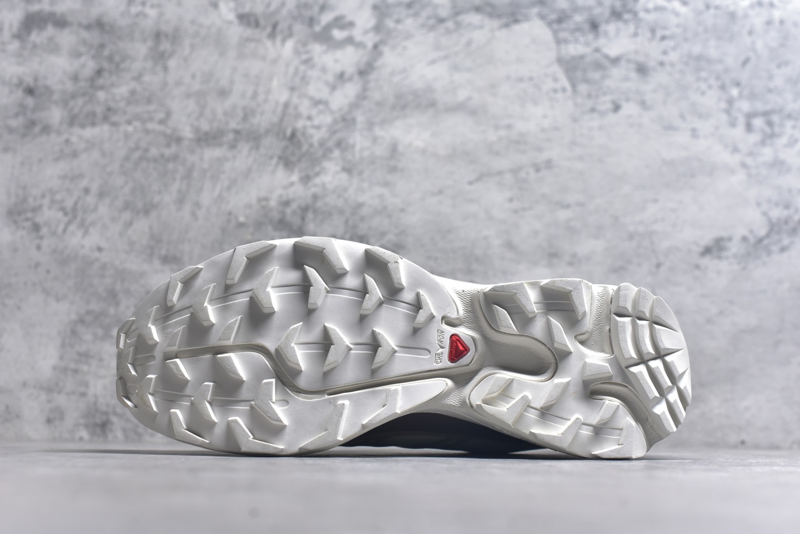 图片[6]-#法国户外品牌-萨洛蒙 Salomon XT-6 萨洛蒙复古潮流户外机能登山跑鞋 纯原外贸平台特供订单 耗时半年巨作 全套原纸板楦头开发 原厂特供网布配套加持 确保原汁原味 完美呈现版型 原档数据独家私模五层组合大底 男女鞋同步官方开发至46.5 原装Ortholite轻量化鞋垫 中底布带钢印编号 原厂TPU锁扣 进口港宝加持 后跟自然饱满 还原公司包裹性 鞋面以“锯齿”状的包裹系统呈现 在基色底之下加入了各种色点缀 将公司的最新技术和时尚前卫的造型融入耐用的长跑款式中 鞋面由 TPU 薄膜制成 并焊接在高耐磨网眼上 使其既时尚又坚固 由 ACS底盘支撑 可增强稳定性和支撑力 以及由橡胶凸耳 Contragrip外底覆盖的 EVA 缓冲中底 旨在应对崎岖的地形 鞋舌上的彩色Salomon 标签、Quicklace 系统以及鞋头、鞋舌和鞋跟上的附加品牌使细节更加完美 让穿着者可以轻松驾驭户外与通勤下的任何运动生活场景 无缝鞋身户外随意纵横 颜值与脚感兼备 出街通勤 绝对非常吸睛 你值得拥有 货号： 477377 263633 尺码：36 36.5 37.5 38 38.5 39 40 40.5 41 42 42.5 43 44 44.5 45 46 46.5-选品中心