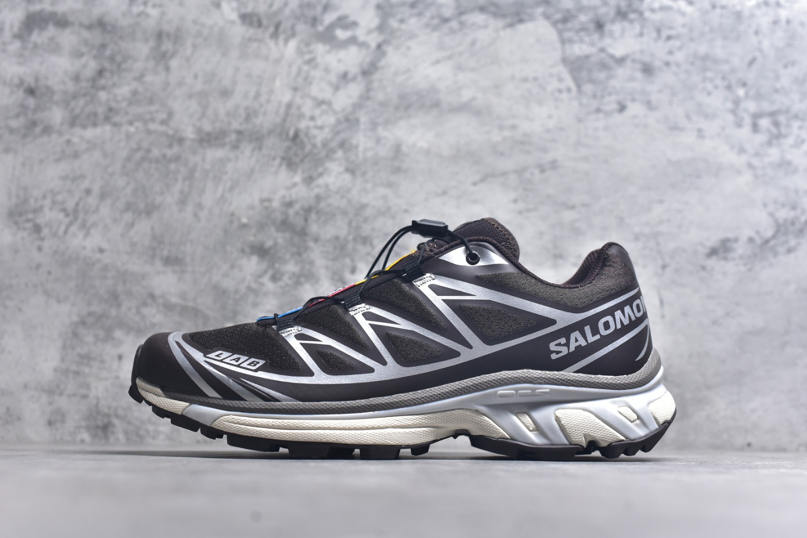 #Salomon XT-6 萨洛蒙复古潮流户外机能登山跑鞋 476904 纯原外贸平台特供订单 耗时半年巨作 全套原纸板楦头开发 原厂特供网布配套加持 确保原汁原味 完美呈现版型 原档数据独家私模五层组合大底 男女鞋同步官方开发至46.5 原装Ortholite轻量化鞋垫 中底布带钢印编号 原厂TPU锁扣 进口港宝加持 后跟自然饱满 还原公司包裹性 鞋面以“锯齿”状的包裹系统呈现 在基色底之下加入了各种色点缀 将公司的最新技术和时尚前卫的造型融入耐用的长跑款式中 鞋面由 TPU 薄膜制成 并焊接在高耐磨网眼上 使其既时尚又坚固 由 ACS底盘支撑 可增强稳定性和支撑力 以及由橡胶凸耳 Contragrip外底覆盖的 EVA 缓冲中底 旨在应对崎岖的地形 鞋舌上的彩色Salomon 标签、Quicklace 系统以及鞋头、鞋舌和鞋跟上的附加品牌使细节更加完美 让穿着者可以轻松驾驭户外与通勤下的任何运动生活场景 无缝鞋身户外随意纵横 颜值与脚感兼备 出街通勤 绝对非常吸睛 你值得拥有 尺码：36-46（半）-选品中心