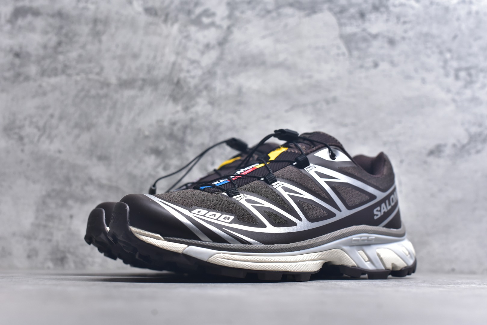 图片[2]-#Salomon XT-6 萨洛蒙复古潮流户外机能登山跑鞋 476904 纯原外贸平台特供订单 耗时半年巨作 全套原纸板楦头开发 原厂特供网布配套加持 确保原汁原味 完美呈现版型 原档数据独家私模五层组合大底 男女鞋同步官方开发至46.5 原装Ortholite轻量化鞋垫 中底布带钢印编号 原厂TPU锁扣 进口港宝加持 后跟自然饱满 还原公司包裹性 鞋面以“锯齿”状的包裹系统呈现 在基色底之下加入了各种色点缀 将公司的最新技术和时尚前卫的造型融入耐用的长跑款式中 鞋面由 TPU 薄膜制成 并焊接在高耐磨网眼上 使其既时尚又坚固 由 ACS底盘支撑 可增强稳定性和支撑力 以及由橡胶凸耳 Contragrip外底覆盖的 EVA 缓冲中底 旨在应对崎岖的地形 鞋舌上的彩色Salomon 标签、Quicklace 系统以及鞋头、鞋舌和鞋跟上的附加品牌使细节更加完美 让穿着者可以轻松驾驭户外与通勤下的任何运动生活场景 无缝鞋身户外随意纵横 颜值与脚感兼备 出街通勤 绝对非常吸睛 你值得拥有 尺码：36-46（半）-选品中心