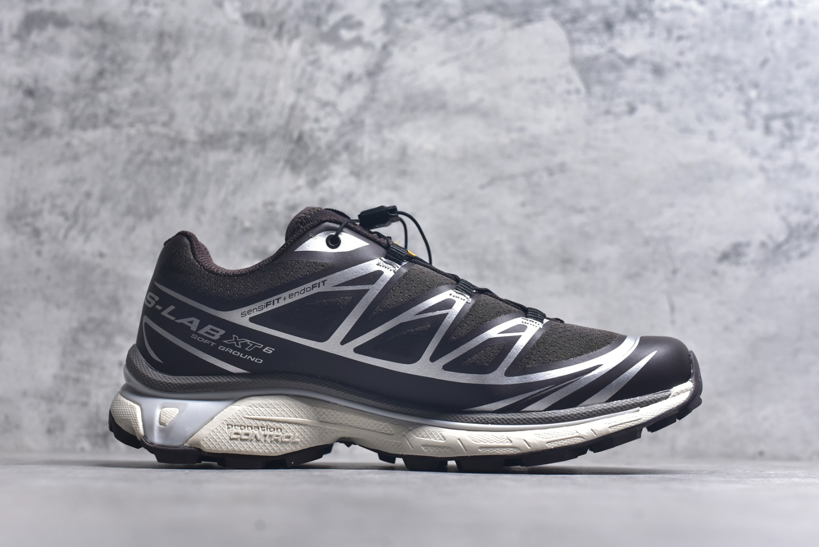 图片[3]-#Salomon XT-6 萨洛蒙复古潮流户外机能登山跑鞋 476904 纯原外贸平台特供订单 耗时半年巨作 全套原纸板楦头开发 原厂特供网布配套加持 确保原汁原味 完美呈现版型 原档数据独家私模五层组合大底 男女鞋同步官方开发至46.5 原装Ortholite轻量化鞋垫 中底布带钢印编号 原厂TPU锁扣 进口港宝加持 后跟自然饱满 还原公司包裹性 鞋面以“锯齿”状的包裹系统呈现 在基色底之下加入了各种色点缀 将公司的最新技术和时尚前卫的造型融入耐用的长跑款式中 鞋面由 TPU 薄膜制成 并焊接在高耐磨网眼上 使其既时尚又坚固 由 ACS底盘支撑 可增强稳定性和支撑力 以及由橡胶凸耳 Contragrip外底覆盖的 EVA 缓冲中底 旨在应对崎岖的地形 鞋舌上的彩色Salomon 标签、Quicklace 系统以及鞋头、鞋舌和鞋跟上的附加品牌使细节更加完美 让穿着者可以轻松驾驭户外与通勤下的任何运动生活场景 无缝鞋身户外随意纵横 颜值与脚感兼备 出街通勤 绝对非常吸睛 你值得拥有 尺码：36-46（半）-选品中心