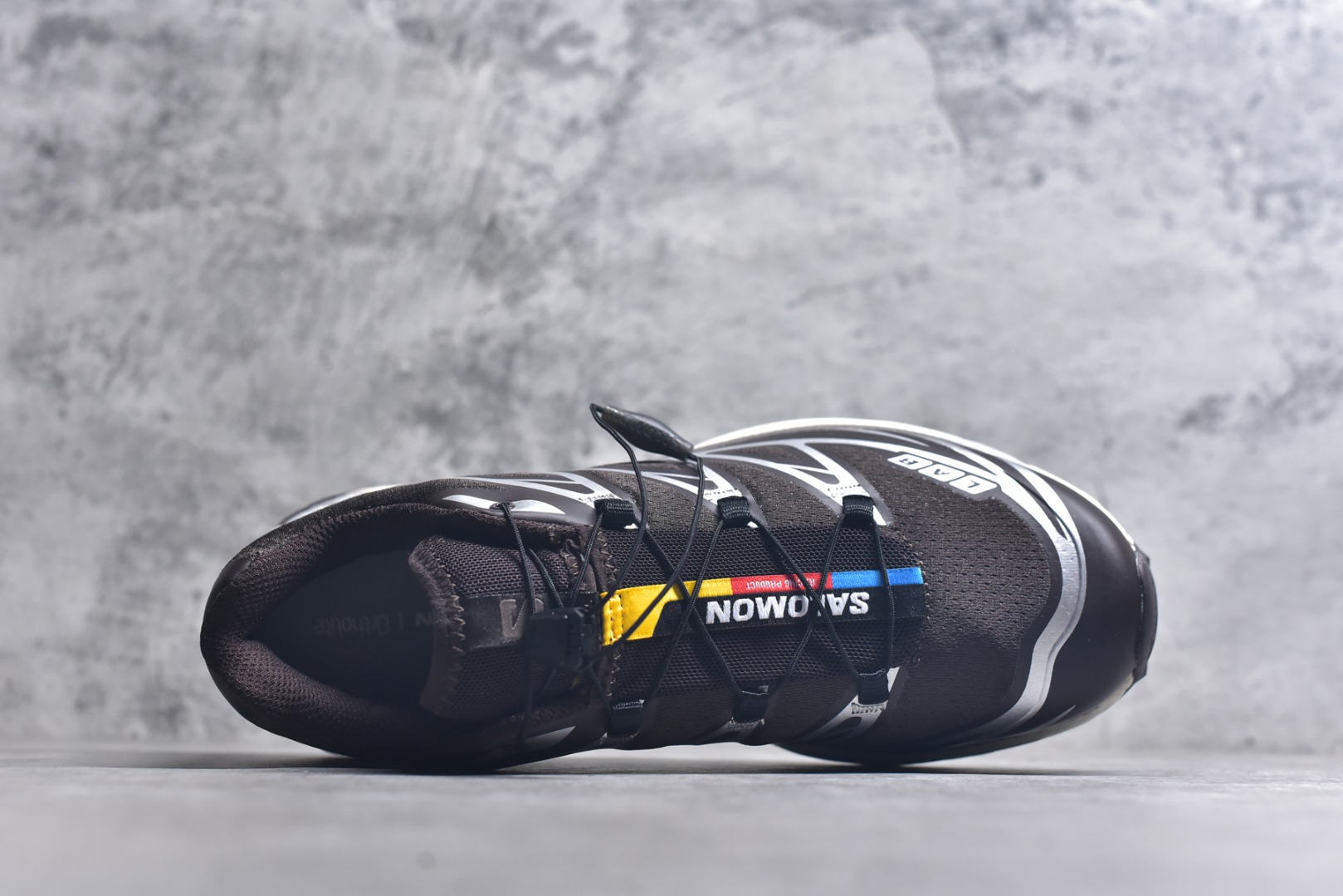 图片[4]-#Salomon XT-6 萨洛蒙复古潮流户外机能登山跑鞋 476904 纯原外贸平台特供订单 耗时半年巨作 全套原纸板楦头开发 原厂特供网布配套加持 确保原汁原味 完美呈现版型 原档数据独家私模五层组合大底 男女鞋同步官方开发至46.5 原装Ortholite轻量化鞋垫 中底布带钢印编号 原厂TPU锁扣 进口港宝加持 后跟自然饱满 还原公司包裹性 鞋面以“锯齿”状的包裹系统呈现 在基色底之下加入了各种色点缀 将公司的最新技术和时尚前卫的造型融入耐用的长跑款式中 鞋面由 TPU 薄膜制成 并焊接在高耐磨网眼上 使其既时尚又坚固 由 ACS底盘支撑 可增强稳定性和支撑力 以及由橡胶凸耳 Contragrip外底覆盖的 EVA 缓冲中底 旨在应对崎岖的地形 鞋舌上的彩色Salomon 标签、Quicklace 系统以及鞋头、鞋舌和鞋跟上的附加品牌使细节更加完美 让穿着者可以轻松驾驭户外与通勤下的任何运动生活场景 无缝鞋身户外随意纵横 颜值与脚感兼备 出街通勤 绝对非常吸睛 你值得拥有 尺码：36-46（半）-选品中心