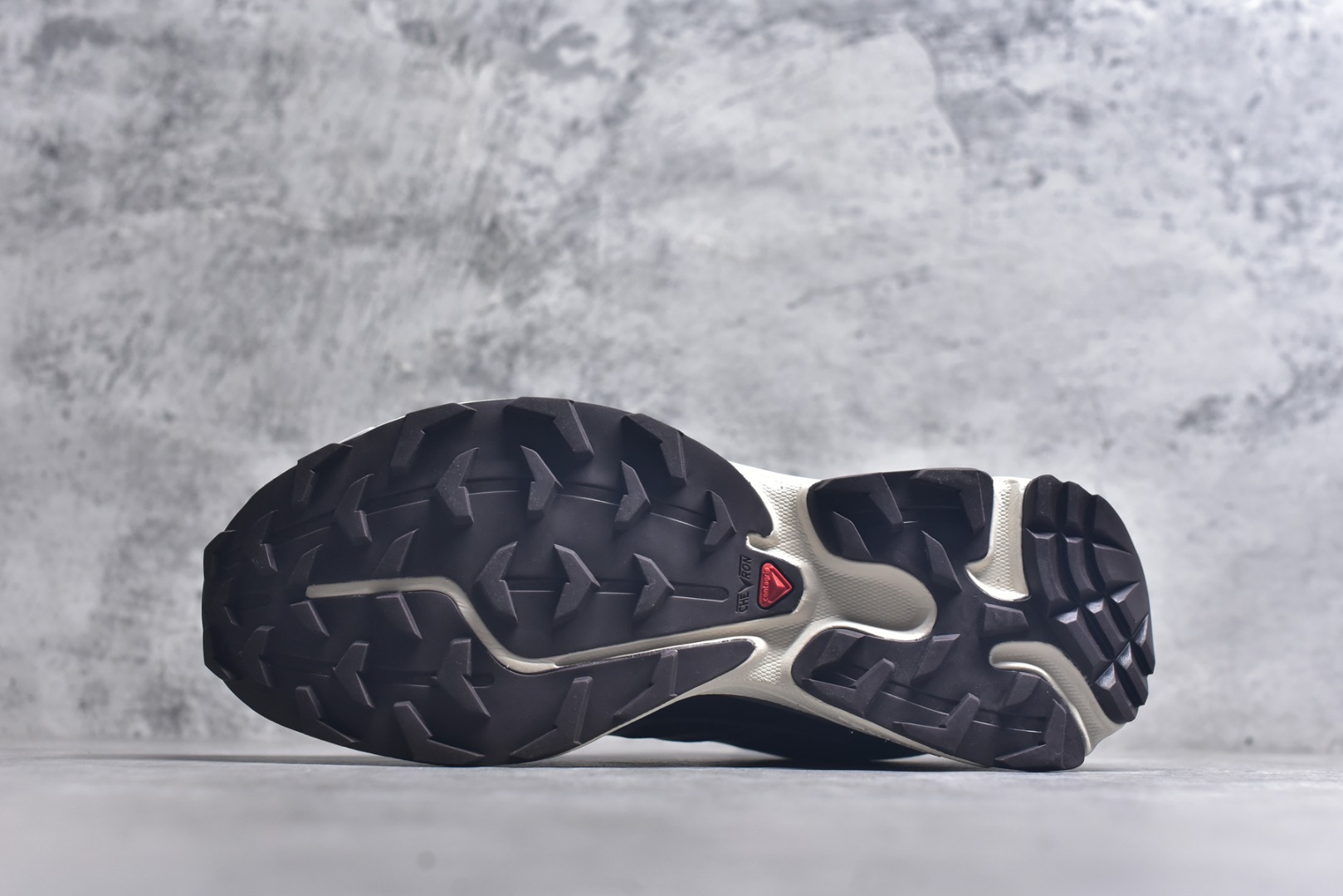 图片[6]-#Salomon XT-6 萨洛蒙复古潮流户外机能登山跑鞋 476904 纯原外贸平台特供订单 耗时半年巨作 全套原纸板楦头开发 原厂特供网布配套加持 确保原汁原味 完美呈现版型 原档数据独家私模五层组合大底 男女鞋同步官方开发至46.5 原装Ortholite轻量化鞋垫 中底布带钢印编号 原厂TPU锁扣 进口港宝加持 后跟自然饱满 还原公司包裹性 鞋面以“锯齿”状的包裹系统呈现 在基色底之下加入了各种色点缀 将公司的最新技术和时尚前卫的造型融入耐用的长跑款式中 鞋面由 TPU 薄膜制成 并焊接在高耐磨网眼上 使其既时尚又坚固 由 ACS底盘支撑 可增强稳定性和支撑力 以及由橡胶凸耳 Contragrip外底覆盖的 EVA 缓冲中底 旨在应对崎岖的地形 鞋舌上的彩色Salomon 标签、Quicklace 系统以及鞋头、鞋舌和鞋跟上的附加品牌使细节更加完美 让穿着者可以轻松驾驭户外与通勤下的任何运动生活场景 无缝鞋身户外随意纵横 颜值与脚感兼备 出街通勤 绝对非常吸睛 你值得拥有 尺码：36-46（半）-选品中心