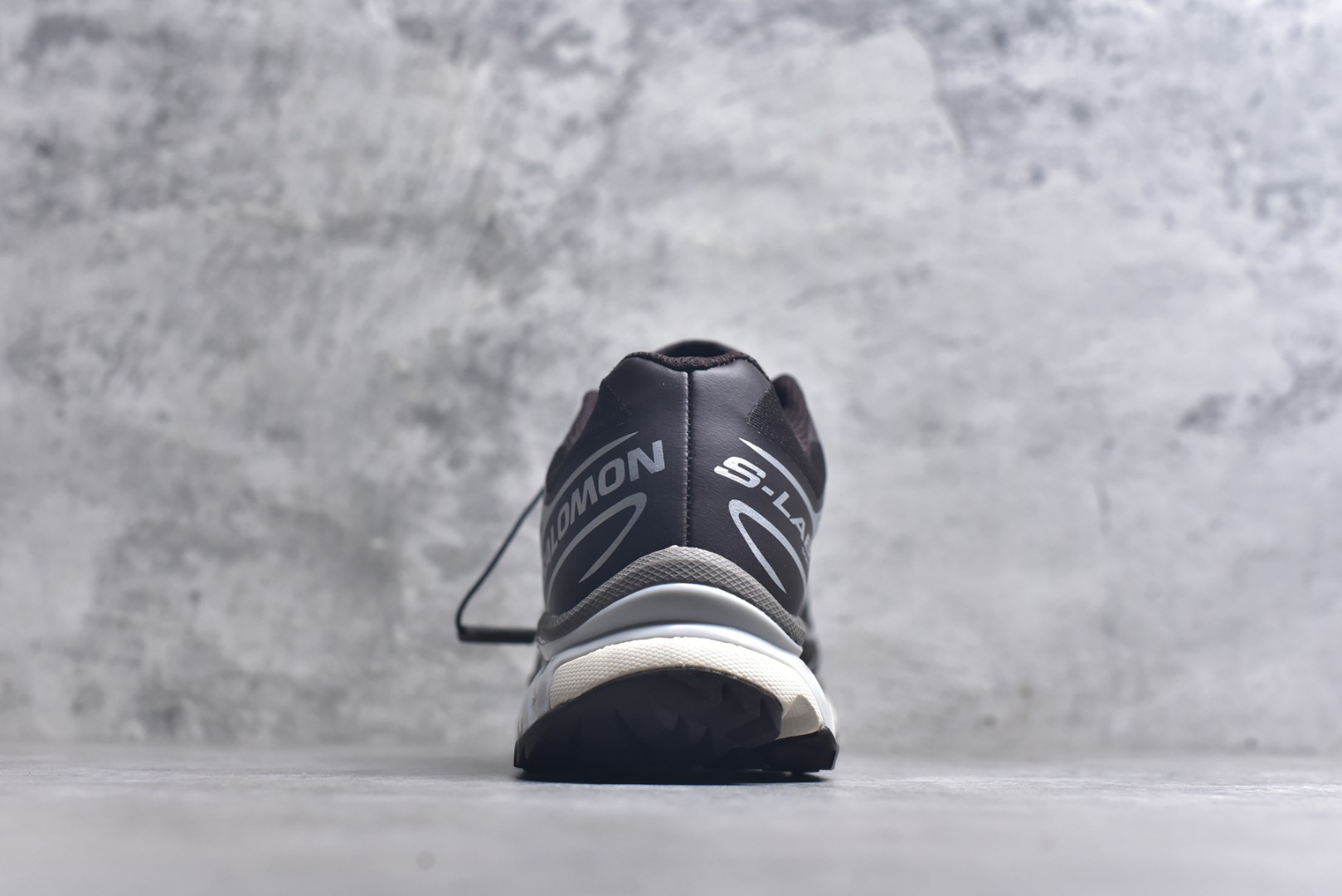 图片[5]-#Salomon XT-6 萨洛蒙复古潮流户外机能登山跑鞋 476904 纯原外贸平台特供订单 耗时半年巨作 全套原纸板楦头开发 原厂特供网布配套加持 确保原汁原味 完美呈现版型 原档数据独家私模五层组合大底 男女鞋同步官方开发至46.5 原装Ortholite轻量化鞋垫 中底布带钢印编号 原厂TPU锁扣 进口港宝加持 后跟自然饱满 还原公司包裹性 鞋面以“锯齿”状的包裹系统呈现 在基色底之下加入了各种色点缀 将公司的最新技术和时尚前卫的造型融入耐用的长跑款式中 鞋面由 TPU 薄膜制成 并焊接在高耐磨网眼上 使其既时尚又坚固 由 ACS底盘支撑 可增强稳定性和支撑力 以及由橡胶凸耳 Contragrip外底覆盖的 EVA 缓冲中底 旨在应对崎岖的地形 鞋舌上的彩色Salomon 标签、Quicklace 系统以及鞋头、鞋舌和鞋跟上的附加品牌使细节更加完美 让穿着者可以轻松驾驭户外与通勤下的任何运动生活场景 无缝鞋身户外随意纵横 颜值与脚感兼备 出街通勤 绝对非常吸睛 你值得拥有 尺码：36-46（半）-选品中心