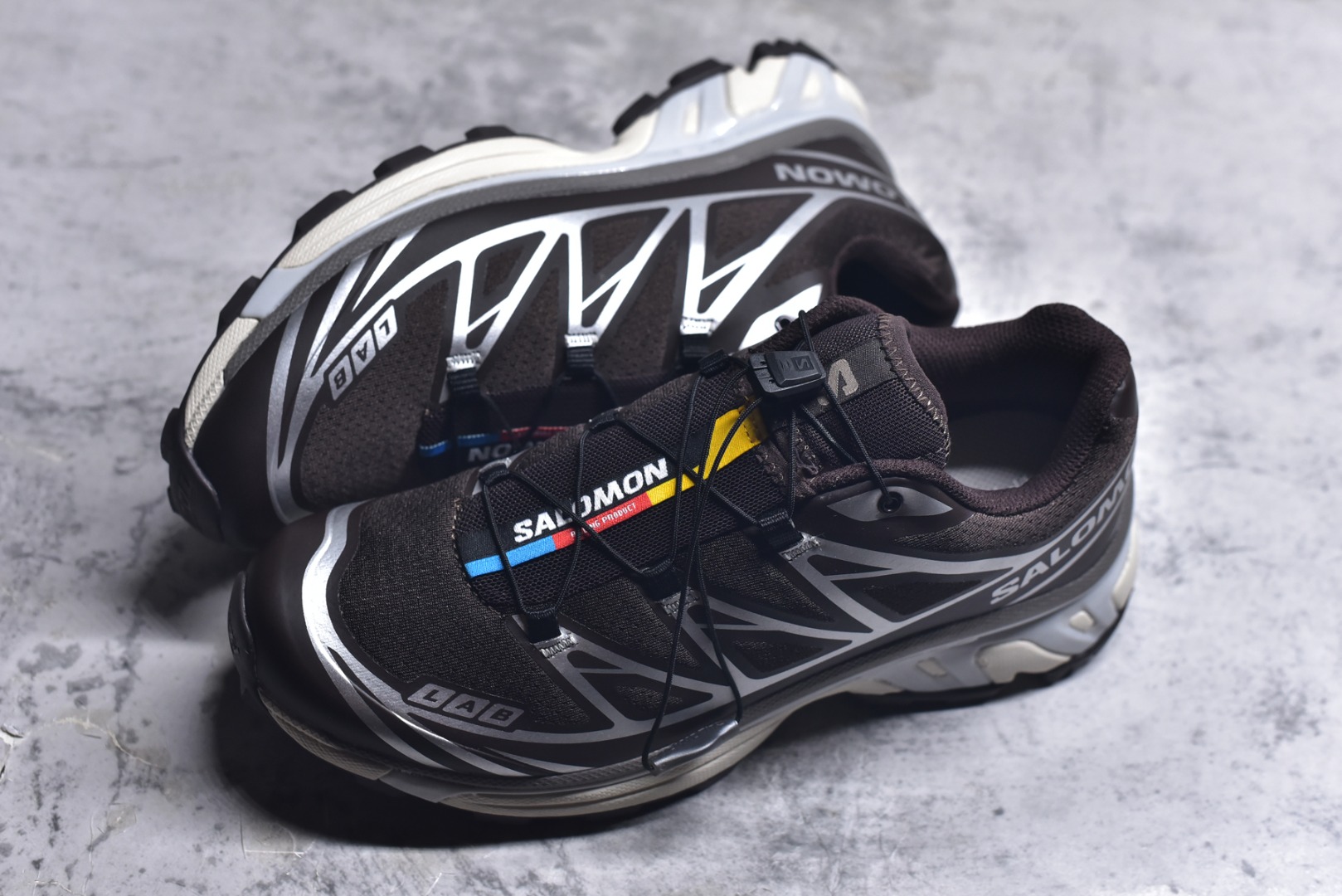 图片[7]-#Salomon XT-6 萨洛蒙复古潮流户外机能登山跑鞋 476904 纯原外贸平台特供订单 耗时半年巨作 全套原纸板楦头开发 原厂特供网布配套加持 确保原汁原味 完美呈现版型 原档数据独家私模五层组合大底 男女鞋同步官方开发至46.5 原装Ortholite轻量化鞋垫 中底布带钢印编号 原厂TPU锁扣 进口港宝加持 后跟自然饱满 还原公司包裹性 鞋面以“锯齿”状的包裹系统呈现 在基色底之下加入了各种色点缀 将公司的最新技术和时尚前卫的造型融入耐用的长跑款式中 鞋面由 TPU 薄膜制成 并焊接在高耐磨网眼上 使其既时尚又坚固 由 ACS底盘支撑 可增强稳定性和支撑力 以及由橡胶凸耳 Contragrip外底覆盖的 EVA 缓冲中底 旨在应对崎岖的地形 鞋舌上的彩色Salomon 标签、Quicklace 系统以及鞋头、鞋舌和鞋跟上的附加品牌使细节更加完美 让穿着者可以轻松驾驭户外与通勤下的任何运动生活场景 无缝鞋身户外随意纵横 颜值与脚感兼备 出街通勤 绝对非常吸睛 你值得拥有 尺码：36-46（半）-选品中心