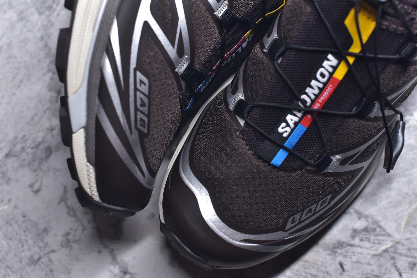 图片[8]-#Salomon XT-6 萨洛蒙复古潮流户外机能登山跑鞋 476904 纯原外贸平台特供订单 耗时半年巨作 全套原纸板楦头开发 原厂特供网布配套加持 确保原汁原味 完美呈现版型 原档数据独家私模五层组合大底 男女鞋同步官方开发至46.5 原装Ortholite轻量化鞋垫 中底布带钢印编号 原厂TPU锁扣 进口港宝加持 后跟自然饱满 还原公司包裹性 鞋面以“锯齿”状的包裹系统呈现 在基色底之下加入了各种色点缀 将公司的最新技术和时尚前卫的造型融入耐用的长跑款式中 鞋面由 TPU 薄膜制成 并焊接在高耐磨网眼上 使其既时尚又坚固 由 ACS底盘支撑 可增强稳定性和支撑力 以及由橡胶凸耳 Contragrip外底覆盖的 EVA 缓冲中底 旨在应对崎岖的地形 鞋舌上的彩色Salomon 标签、Quicklace 系统以及鞋头、鞋舌和鞋跟上的附加品牌使细节更加完美 让穿着者可以轻松驾驭户外与通勤下的任何运动生活场景 无缝鞋身户外随意纵横 颜值与脚感兼备 出街通勤 绝对非常吸睛 你值得拥有 尺码：36-46（半）-选品中心