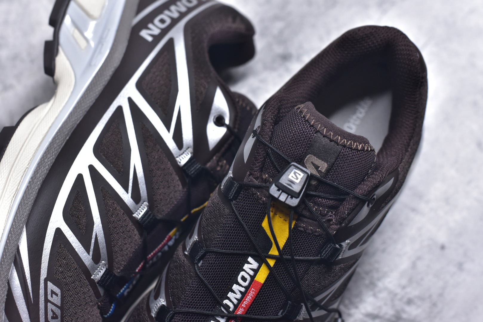 图片[9]-#Salomon XT-6 萨洛蒙复古潮流户外机能登山跑鞋 476904 纯原外贸平台特供订单 耗时半年巨作 全套原纸板楦头开发 原厂特供网布配套加持 确保原汁原味 完美呈现版型 原档数据独家私模五层组合大底 男女鞋同步官方开发至46.5 原装Ortholite轻量化鞋垫 中底布带钢印编号 原厂TPU锁扣 进口港宝加持 后跟自然饱满 还原公司包裹性 鞋面以“锯齿”状的包裹系统呈现 在基色底之下加入了各种色点缀 将公司的最新技术和时尚前卫的造型融入耐用的长跑款式中 鞋面由 TPU 薄膜制成 并焊接在高耐磨网眼上 使其既时尚又坚固 由 ACS底盘支撑 可增强稳定性和支撑力 以及由橡胶凸耳 Contragrip外底覆盖的 EVA 缓冲中底 旨在应对崎岖的地形 鞋舌上的彩色Salomon 标签、Quicklace 系统以及鞋头、鞋舌和鞋跟上的附加品牌使细节更加完美 让穿着者可以轻松驾驭户外与通勤下的任何运动生活场景 无缝鞋身户外随意纵横 颜值与脚感兼备 出街通勤 绝对非常吸睛 你值得拥有 尺码：36-46（半）-选品中心