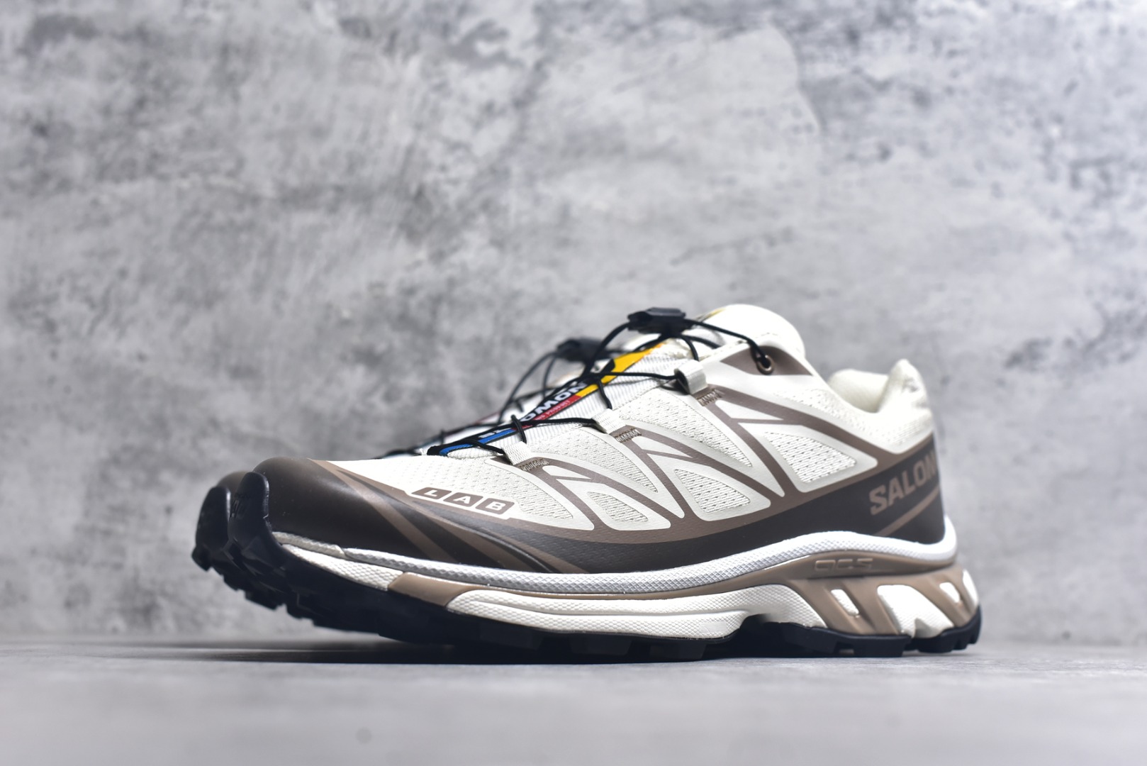 图片[2]-#法国户外品牌-萨洛蒙 Salomon XT-6 萨洛蒙复古潮流户外机能登山跑鞋 纯原外贸平台特供订单 耗时半年巨作 全套原纸板楦头开发 原厂特供网布配套加持 确保原汁原味 完美呈现版型 原档数据独家私模五层组合大底 男女鞋同步官方开发至46.5 原装Ortholite轻量化鞋垫 中底布带钢印编号 原厂TPU锁扣 进口港宝加持 后跟自然饱满 还原公司包裹性 鞋面以“锯齿”状的包裹系统呈现 在基色底之下加入了各种色点缀 将公司的最新技术和时尚前卫的造型融入耐用的长跑款式中 鞋面由 TPU 薄膜制成 并焊接在高耐磨网眼上 使其既时尚又坚固 由 ACS底盘支撑 可增强稳定性和支撑力 以及由橡胶凸耳 Contragrip外底覆盖的 EVA 缓冲中底 旨在应对崎岖的地形 鞋舌上的彩色Salomon 标签、Quicklace 系统以及鞋头、鞋舌和鞋跟上的附加品牌使细节更加完美 让穿着者可以轻松驾驭户外与通勤下的任何运动生活场景 无缝鞋身户外随意纵横 颜值与脚感兼备 出街通勤 绝对非常吸睛 你值得拥有 货号： 475822 263633 尺码：36 36.5 37.5 38 38.5 39 40 40.5 41 42 42.5 43 44 44.5 45 46 46.5-选品中心