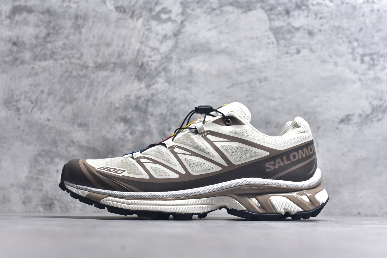 #法国户外品牌-萨洛蒙 Salomon XT-6 萨洛蒙复古潮流户外机能登山跑鞋 纯原外贸平台特供订单 耗时半年巨作 全套原纸板楦头开发 原厂特供网布配套加持 确保原汁原味 完美呈现版型 原档数据独家私模五层组合大底 男女鞋同步官方开发至46.5 原装Ortholite轻量化鞋垫 中底布带钢印编号 原厂TPU锁扣 进口港宝加持 后跟自然饱满 还原公司包裹性 鞋面以“锯齿”状的包裹系统呈现 在基色底之下加入了各种色点缀 将公司的最新技术和时尚前卫的造型融入耐用的长跑款式中 鞋面由 TPU 薄膜制成 并焊接在高耐磨网眼上 使其既时尚又坚固 由 ACS底盘支撑 可增强稳定性和支撑力 以及由橡胶凸耳 Contragrip外底覆盖的 EVA 缓冲中底 旨在应对崎岖的地形 鞋舌上的彩色Salomon 标签、Quicklace 系统以及鞋头、鞋舌和鞋跟上的附加品牌使细节更加完美 让穿着者可以轻松驾驭户外与通勤下的任何运动生活场景 无缝鞋身户外随意纵横 颜值与脚感兼备 出街通勤 绝对非常吸睛 你值得拥有 货号： 475822 263633 尺码：36 36.5 37.5 38 38.5 39 40 40.5 41 42 42.5 43 44 44.5 45 46 46.5-选品中心