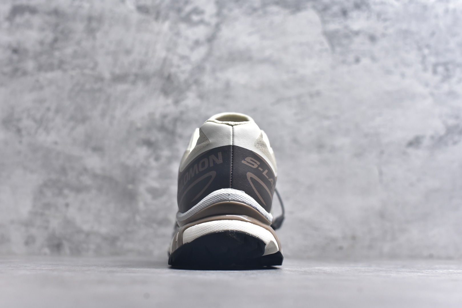 图片[5]-#法国户外品牌-萨洛蒙 Salomon XT-6 萨洛蒙复古潮流户外机能登山跑鞋 纯原外贸平台特供订单 耗时半年巨作 全套原纸板楦头开发 原厂特供网布配套加持 确保原汁原味 完美呈现版型 原档数据独家私模五层组合大底 男女鞋同步官方开发至46.5 原装Ortholite轻量化鞋垫 中底布带钢印编号 原厂TPU锁扣 进口港宝加持 后跟自然饱满 还原公司包裹性 鞋面以“锯齿”状的包裹系统呈现 在基色底之下加入了各种色点缀 将公司的最新技术和时尚前卫的造型融入耐用的长跑款式中 鞋面由 TPU 薄膜制成 并焊接在高耐磨网眼上 使其既时尚又坚固 由 ACS底盘支撑 可增强稳定性和支撑力 以及由橡胶凸耳 Contragrip外底覆盖的 EVA 缓冲中底 旨在应对崎岖的地形 鞋舌上的彩色Salomon 标签、Quicklace 系统以及鞋头、鞋舌和鞋跟上的附加品牌使细节更加完美 让穿着者可以轻松驾驭户外与通勤下的任何运动生活场景 无缝鞋身户外随意纵横 颜值与脚感兼备 出街通勤 绝对非常吸睛 你值得拥有 货号： 475822 263633 尺码：36 36.5 37.5 38 38.5 39 40 40.5 41 42 42.5 43 44 44.5 45 46 46.5-选品中心