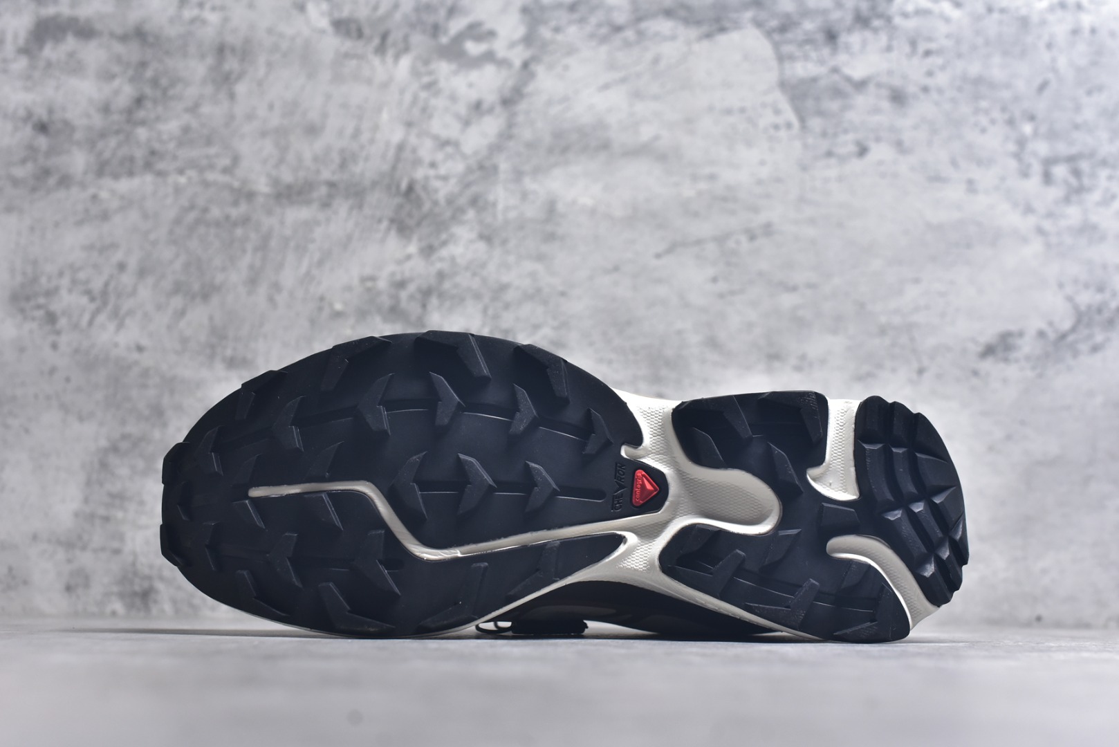 图片[6]-#法国户外品牌-萨洛蒙 Salomon XT-6 萨洛蒙复古潮流户外机能登山跑鞋 纯原外贸平台特供订单 耗时半年巨作 全套原纸板楦头开发 原厂特供网布配套加持 确保原汁原味 完美呈现版型 原档数据独家私模五层组合大底 男女鞋同步官方开发至46.5 原装Ortholite轻量化鞋垫 中底布带钢印编号 原厂TPU锁扣 进口港宝加持 后跟自然饱满 还原公司包裹性 鞋面以“锯齿”状的包裹系统呈现 在基色底之下加入了各种色点缀 将公司的最新技术和时尚前卫的造型融入耐用的长跑款式中 鞋面由 TPU 薄膜制成 并焊接在高耐磨网眼上 使其既时尚又坚固 由 ACS底盘支撑 可增强稳定性和支撑力 以及由橡胶凸耳 Contragrip外底覆盖的 EVA 缓冲中底 旨在应对崎岖的地形 鞋舌上的彩色Salomon 标签、Quicklace 系统以及鞋头、鞋舌和鞋跟上的附加品牌使细节更加完美 让穿着者可以轻松驾驭户外与通勤下的任何运动生活场景 无缝鞋身户外随意纵横 颜值与脚感兼备 出街通勤 绝对非常吸睛 你值得拥有 货号： 475822 263633 尺码：36 36.5 37.5 38 38.5 39 40 40.5 41 42 42.5 43 44 44.5 45 46 46.5-选品中心